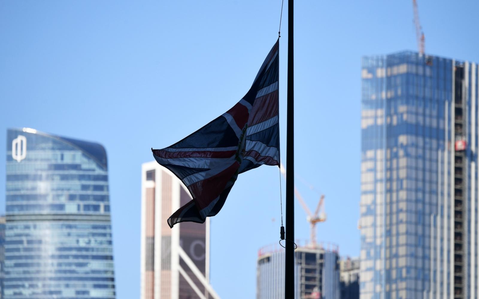 تطورات صادمة في فضيحة الأمير أندرو وإبستين: تورط الشرطة البريطانية يكشف المستور