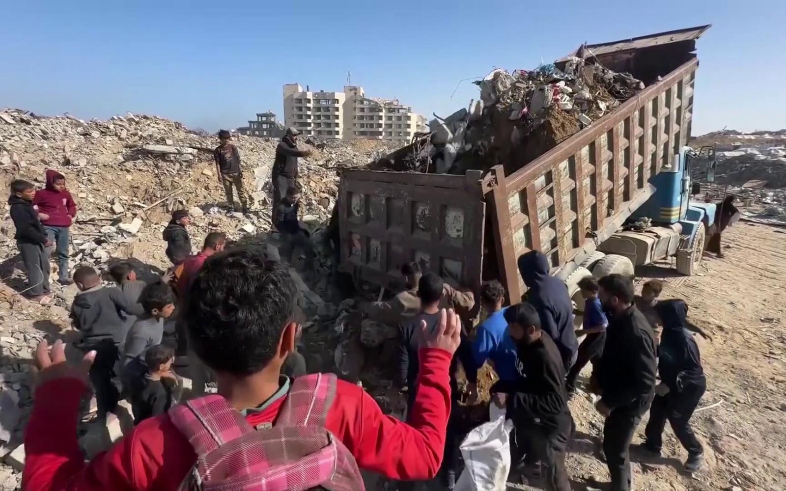 أطفال غزة.. طفولة مسلوبة بين ركام الحرب، يلاحقون الشاحنات بحثاً عن لقمة العيش