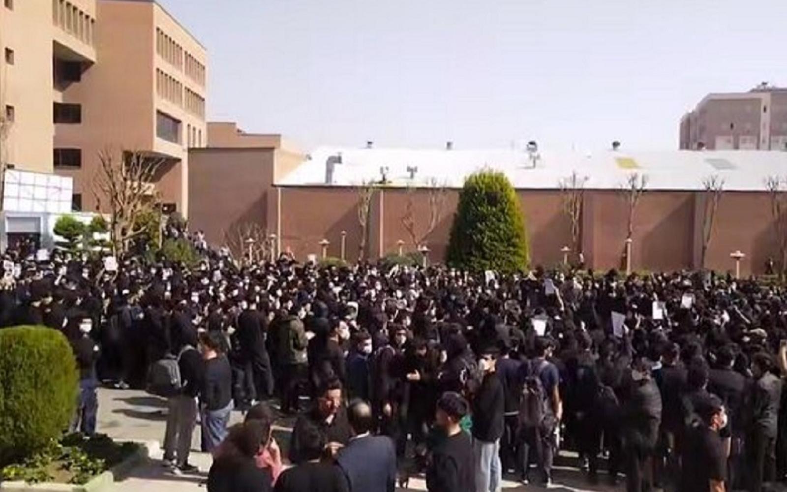 احتجاجات طلابية مناهضة للحكومة تتواصل لليوم الثالث في الجامعات الإيرانية