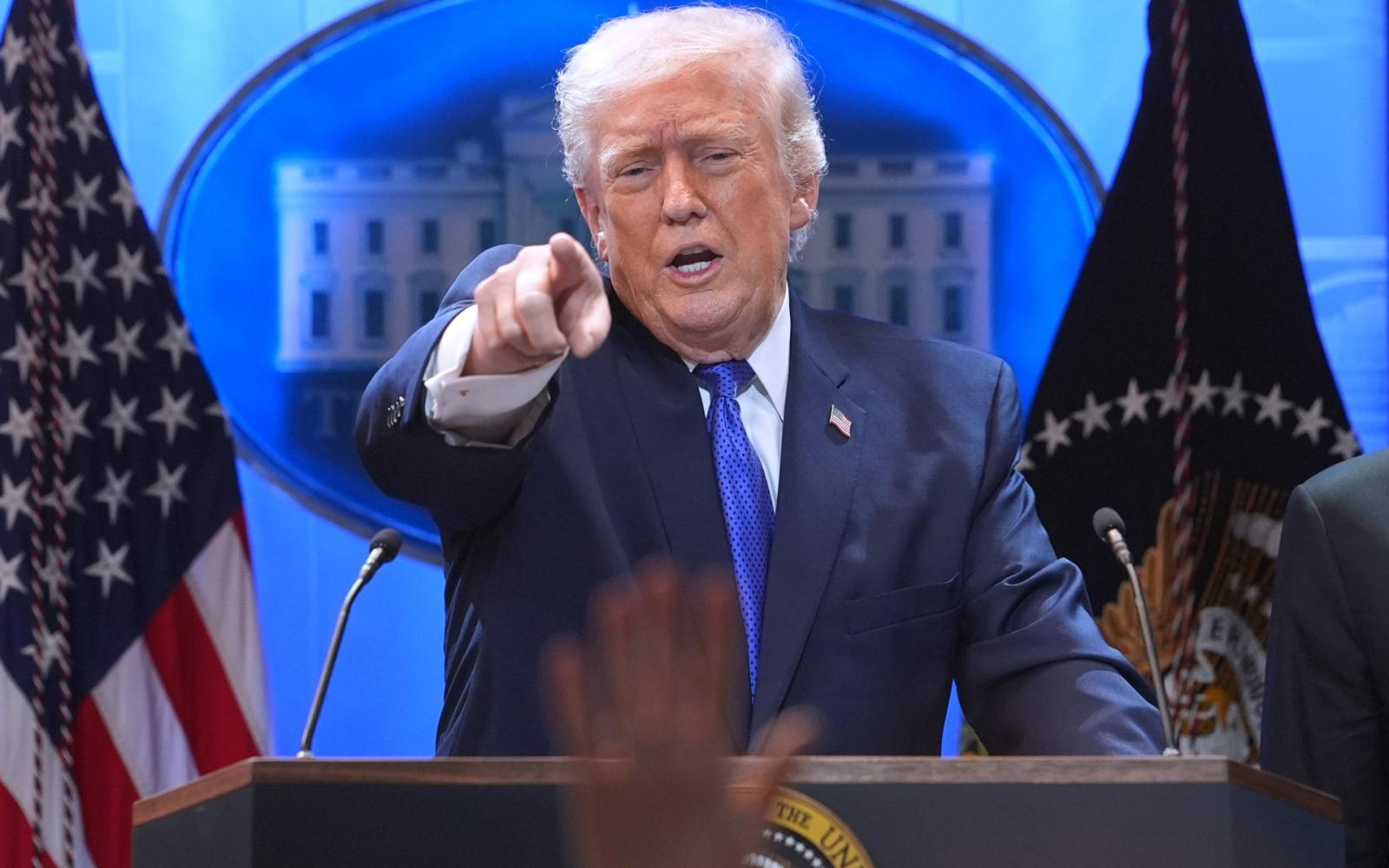 سباق الخلافة يشتعل في معسكر ترمب: اختبار ولاء خفي يمهد لانتخابات 2028