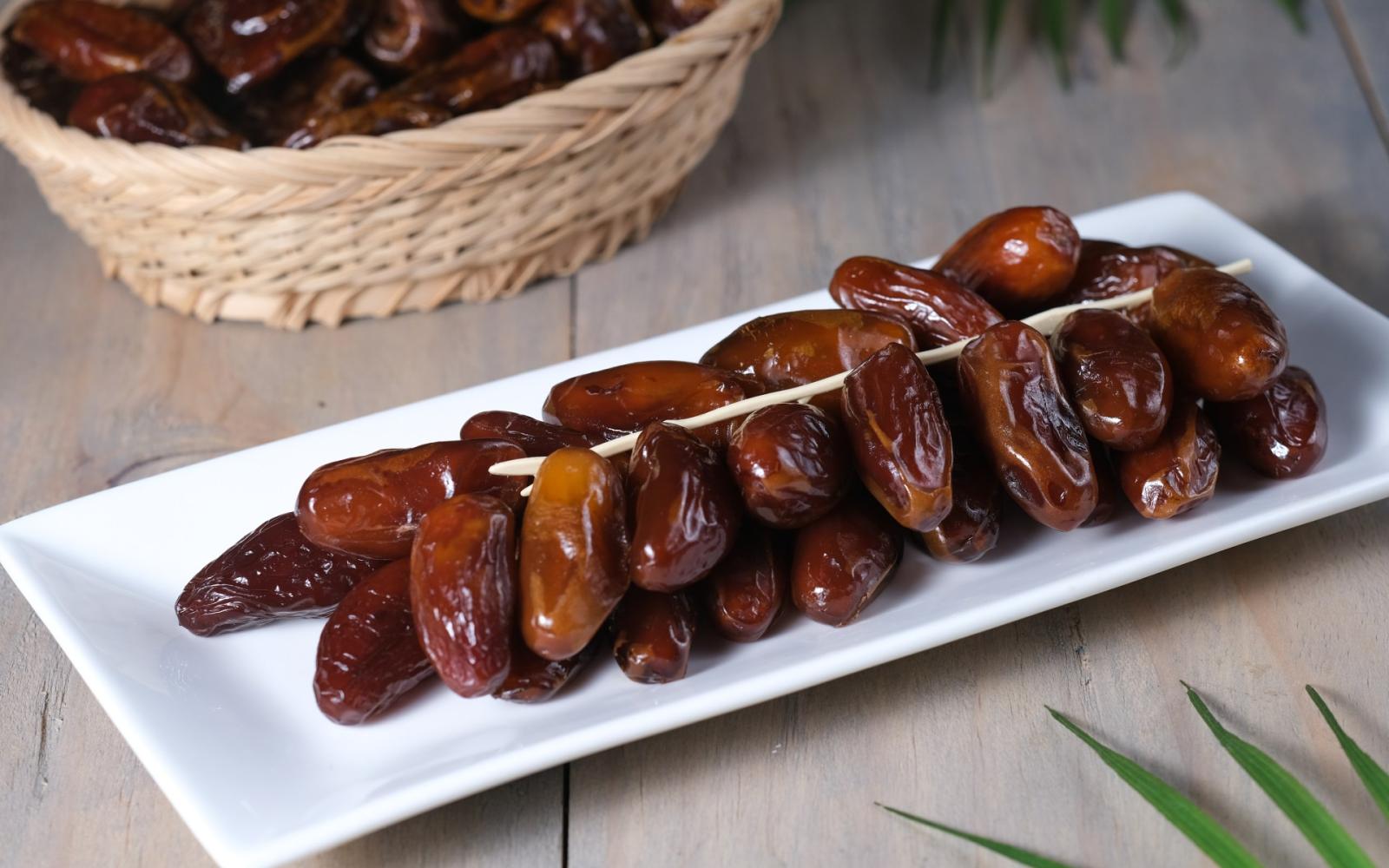 التمر: "بطارية الطوارئ" التي أوصى بها النبي ﷺ ويكشف العلم الحديث سرها وطاقتها السريعة