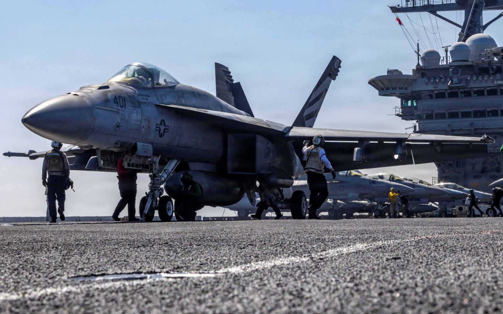 صحيفة روسية تحذر من هجوم أمريكي وشيك على إيران وتكشف عن استعدادات مكثفة