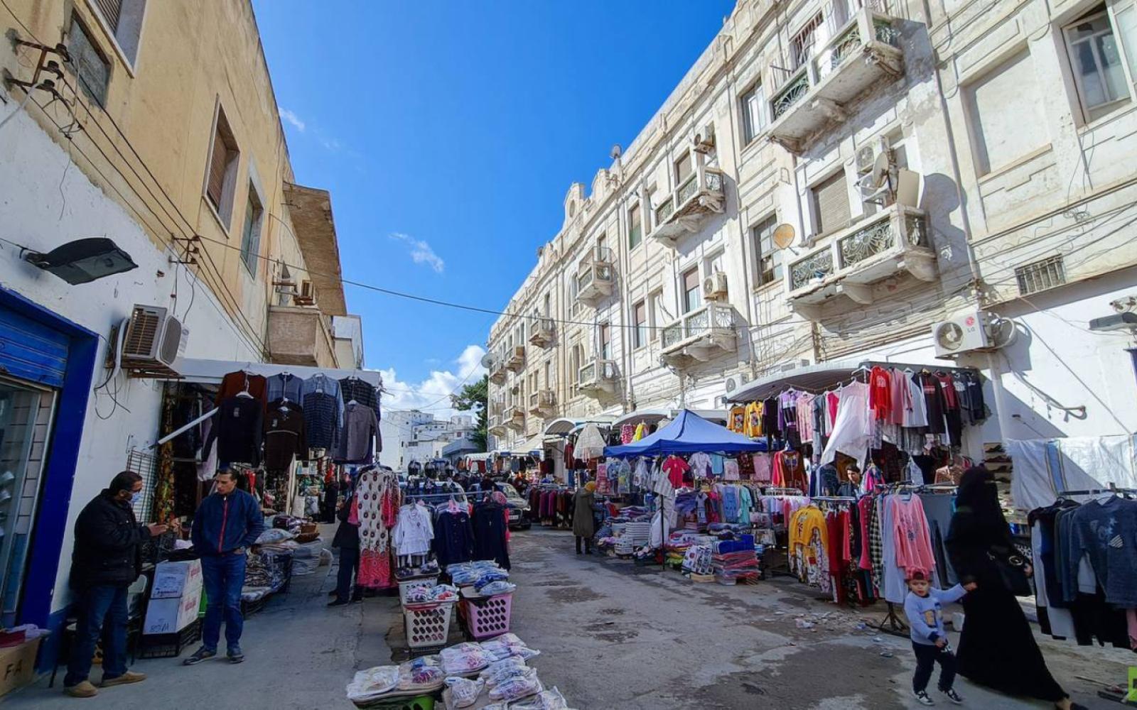 "لا لفرض الضرائب" يشتعل في ليبيا.. وانهيار الدينار يفاقم الأزمة المعيشية