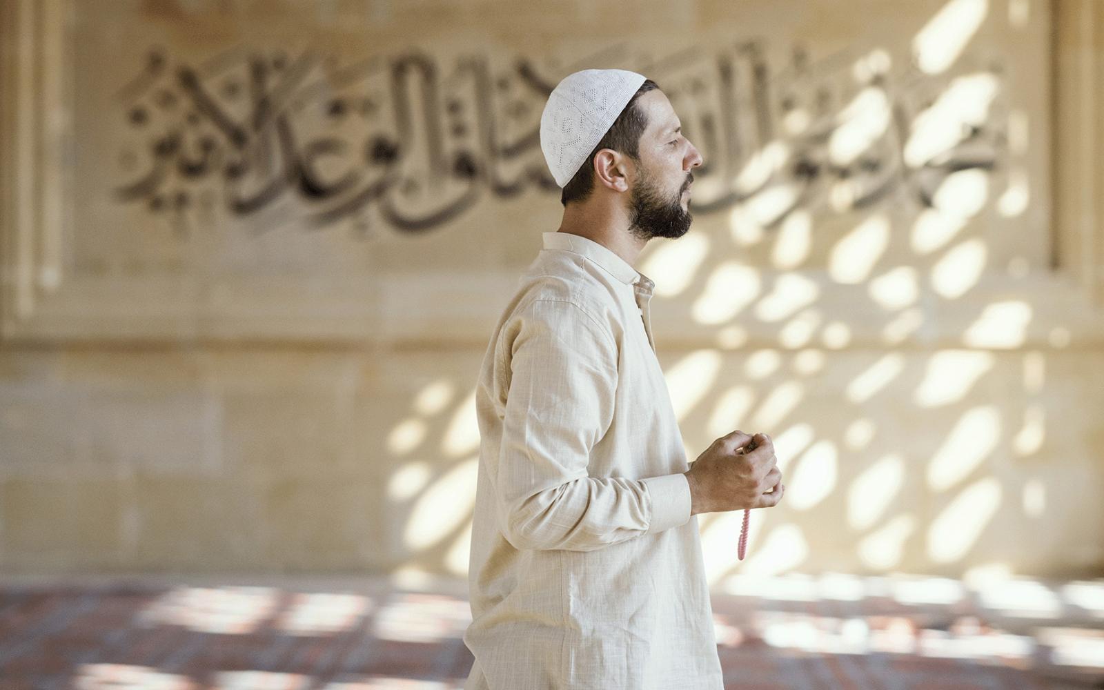 الذكر والسكينة: برنامج "قال الحكيم" يستكشف أثر ذكر الله على تحقيق الطمأنينة النفسية