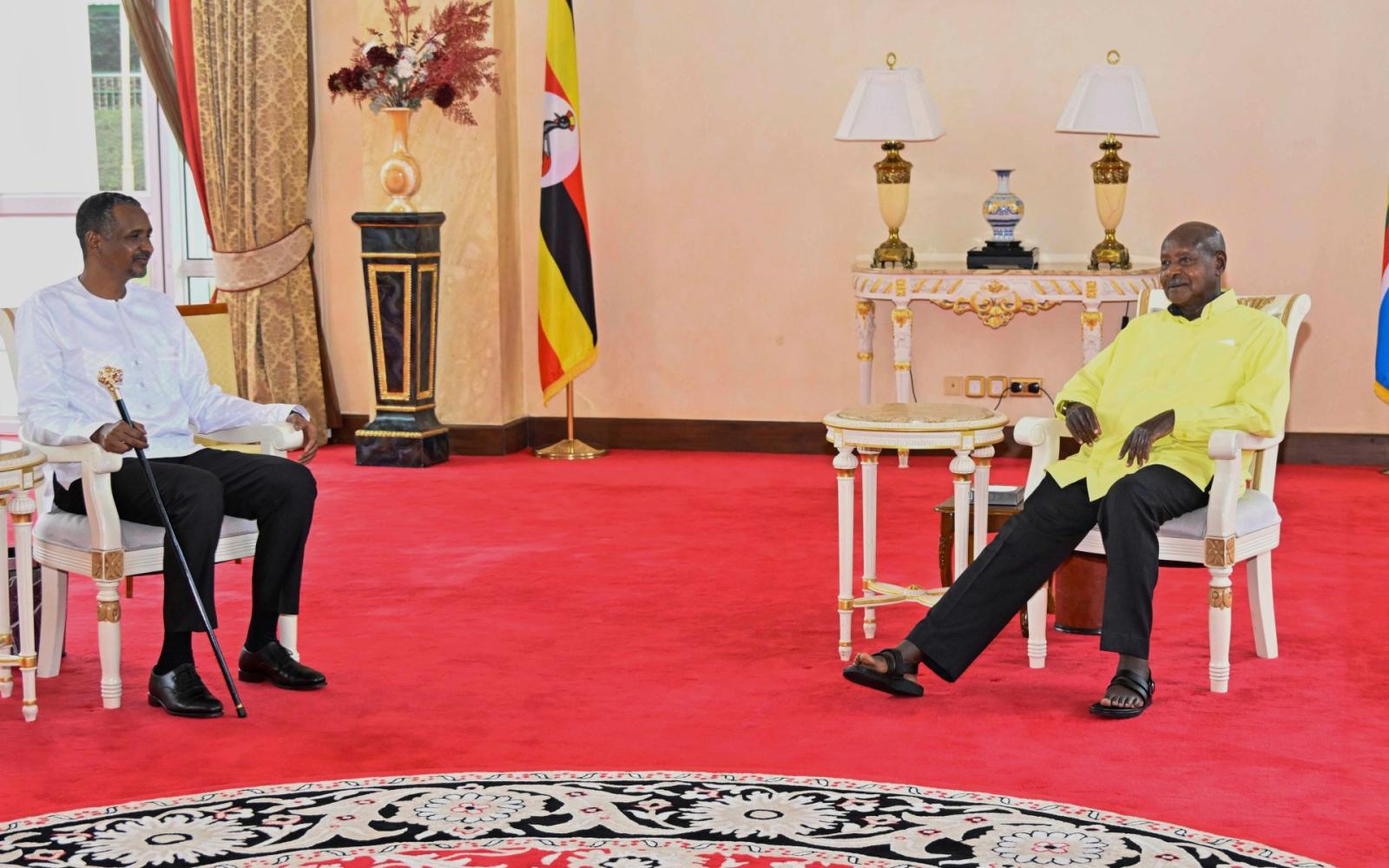 نجاة زعيم قبلي من هجوم الدعم السريع في دارفور.. وقائد الجيش الأوغندي يهاجم حميدتي