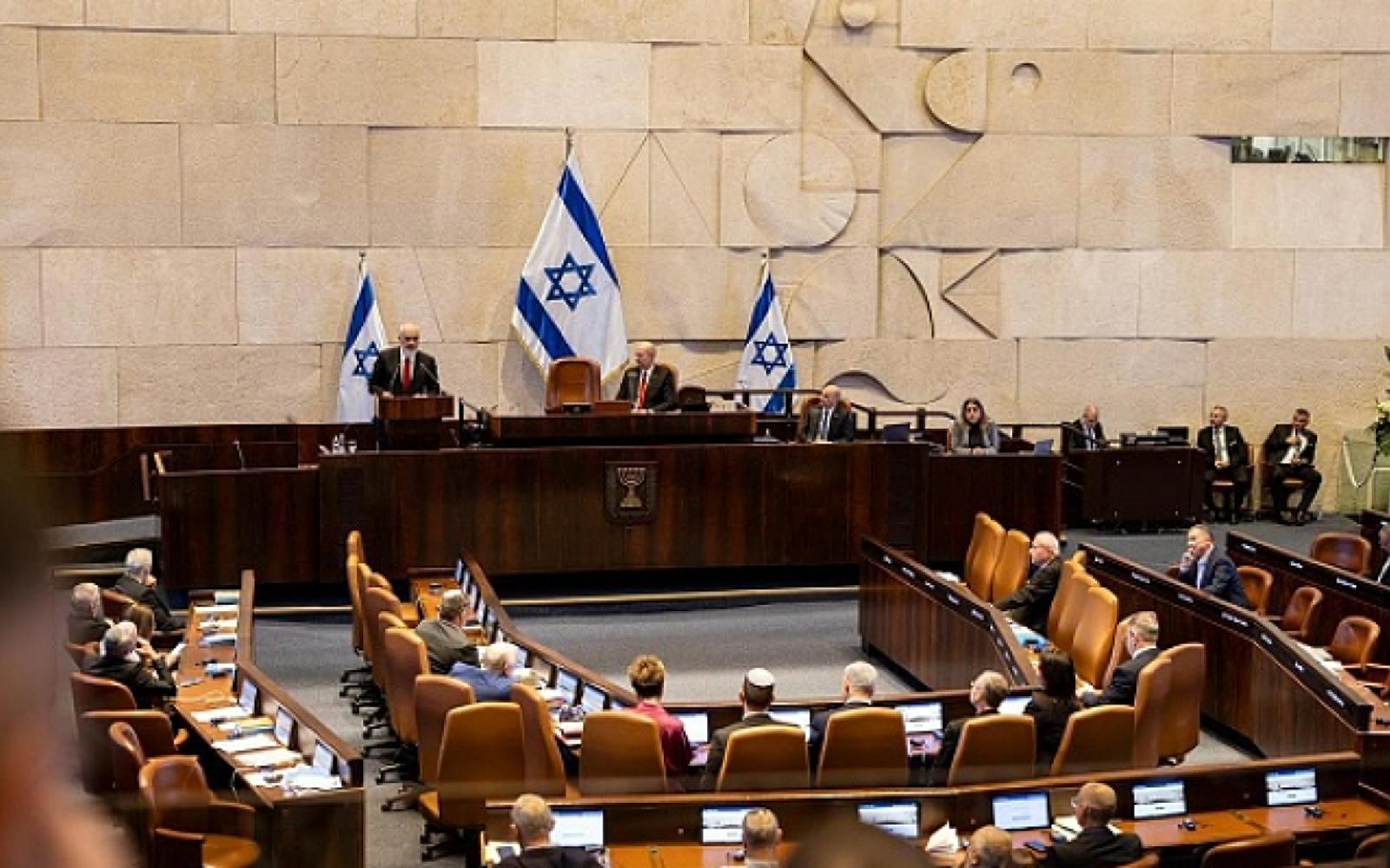 الكنيست يصادق على قانون يسمح بالإفصاح عن السجل الجنائي للموظفين المحتملين