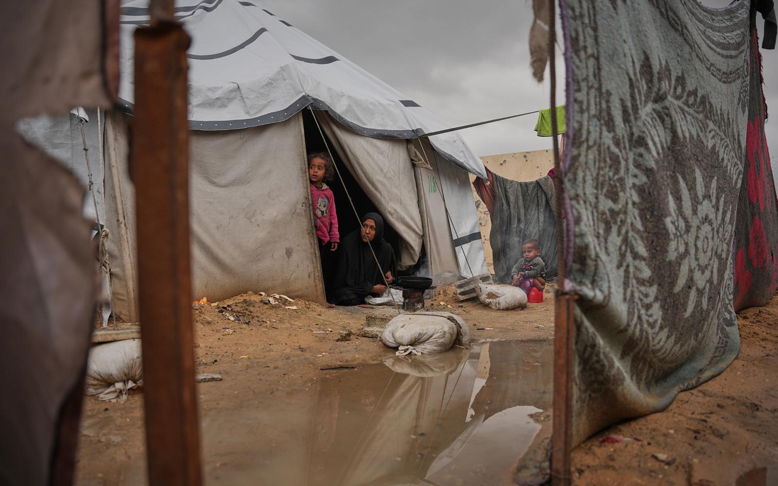 شتاء غزة القاسي: أمطار غزيرة تغرق الخيام والنازحون يواجهون مأساة إنسانية مضاعفة مع استمرار القصف