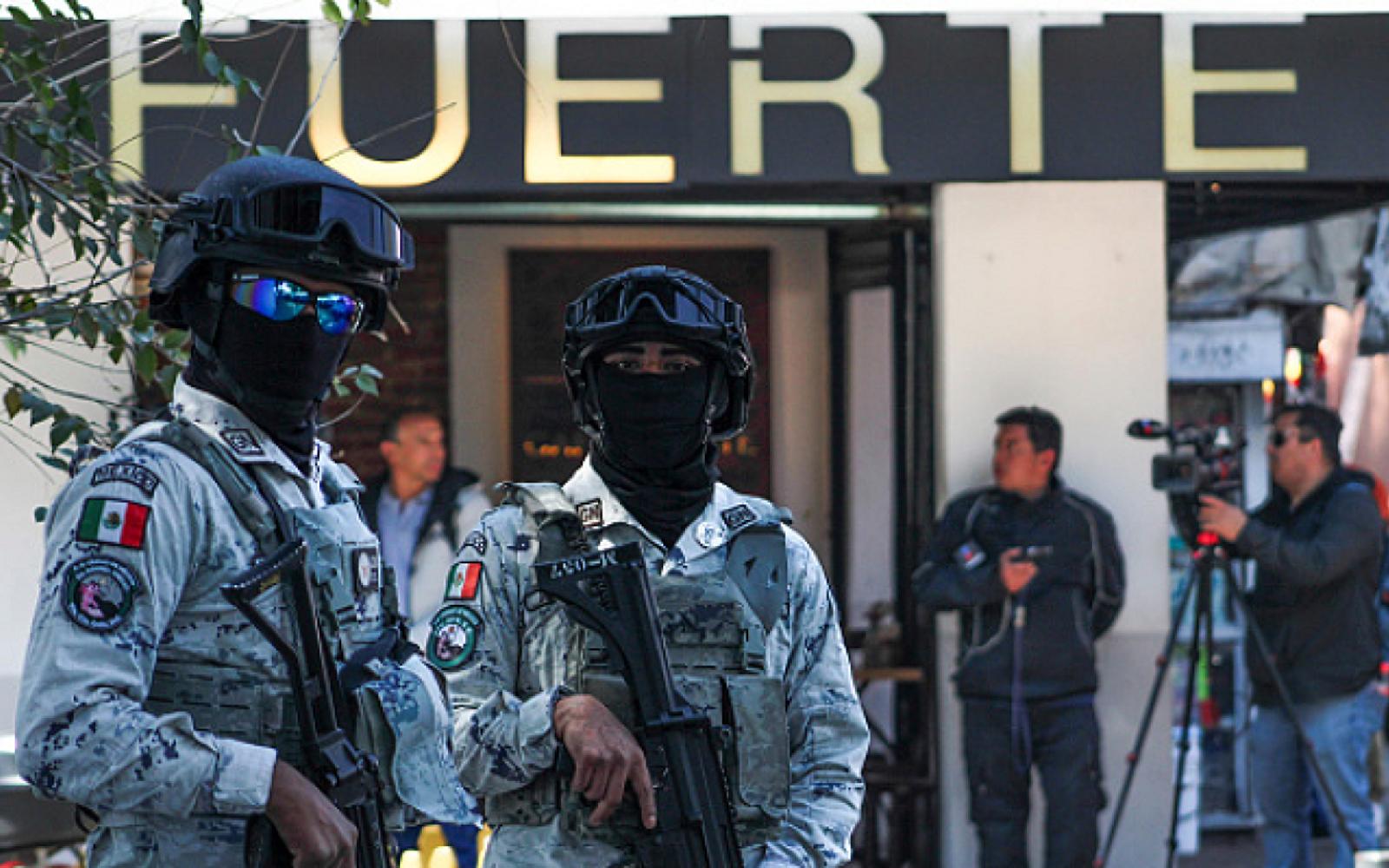 المكسيك تشهد فوضى دامية: 55 قتيلاً وعنف عارم عقب اغتيال زعيم عصابة مخدرات خطيرة