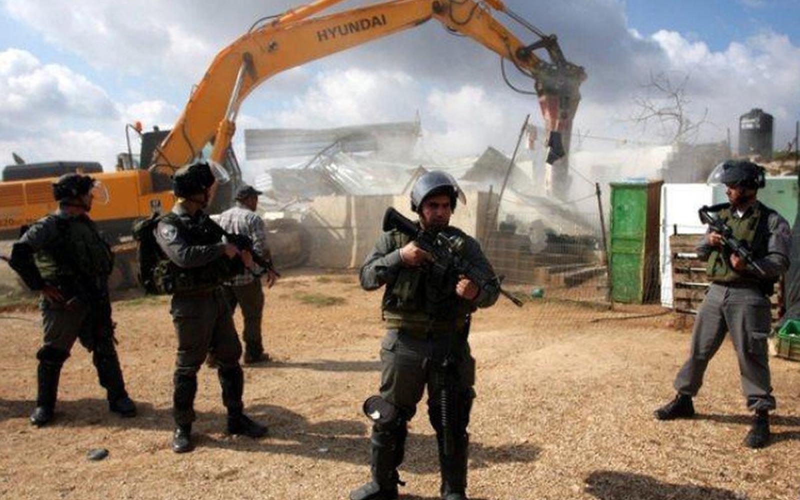 الاحتلال يهدم بركساً زراعياً في بورين جنوب نابلس، ويدمر مصدر رزق لعائلة فلسطينية