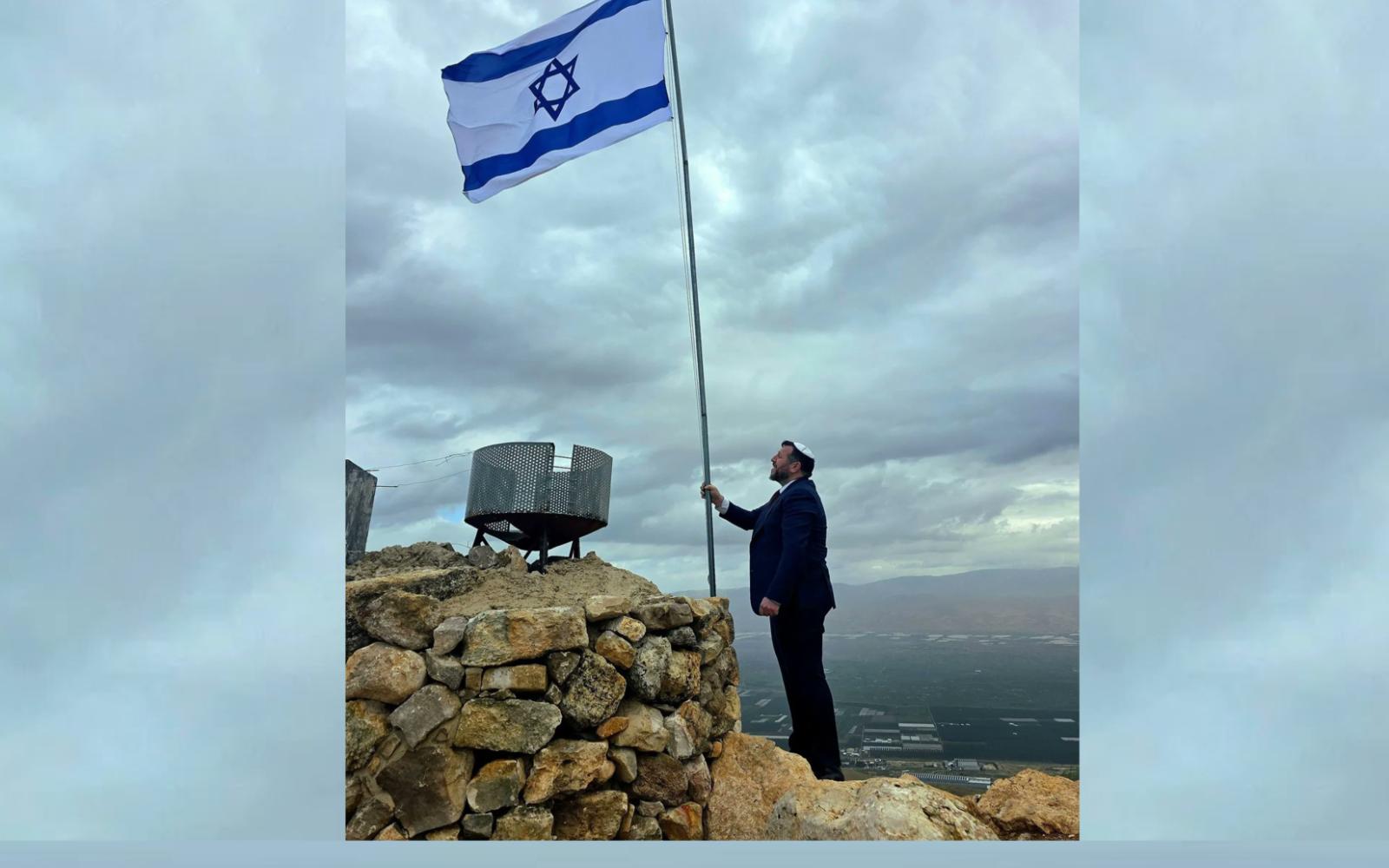 وزير إسرائيلي يرفع العلم على قمة في الأغوار: خطوة جديدة نحو ضم الضفة الغربية
