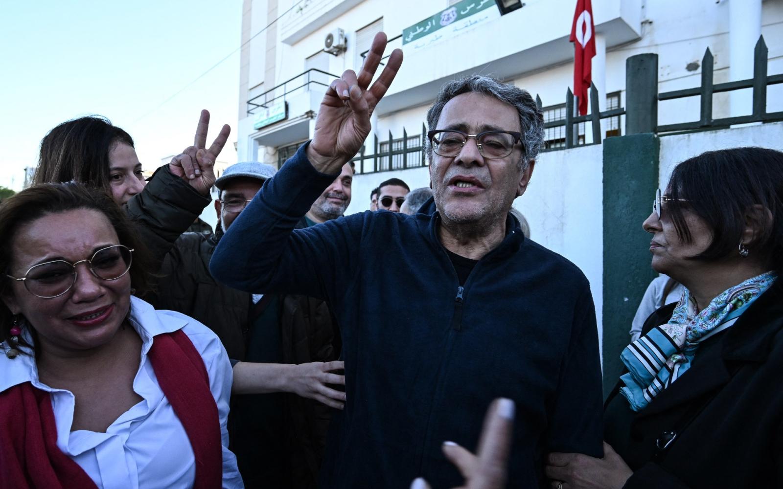 الإفراج عن القاضي التونسي البارز أحمد صواب بعد تخفيف الحكم وسط تدهور صحته