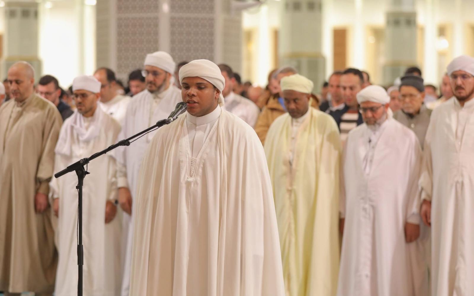 رمضان في الجزائر: المساجد تتألق بالعبادة والروحانية في ليالي الشهر الفضيل