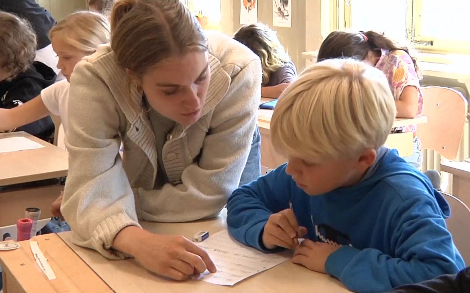 السويد تعود إلى الكتاب الورقي في التعليم: هل تفوّق على التكنولوجيا الرقمية يعيد تشكيل المستقبل؟