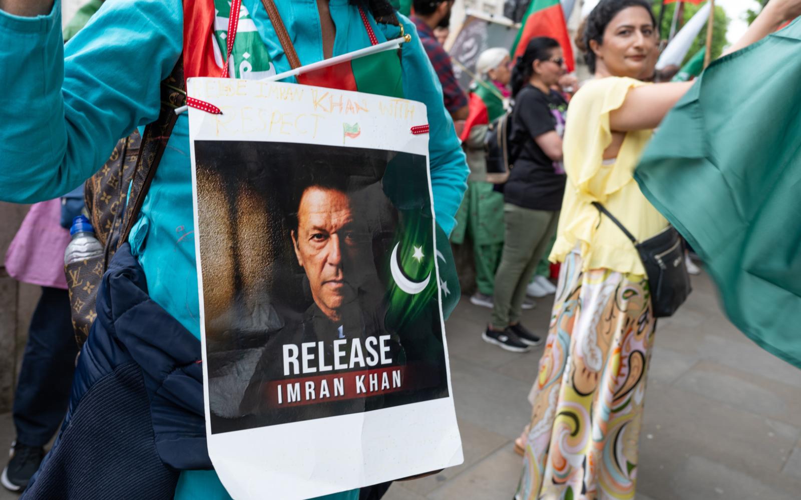 عمران خان يتلقى جرعة ثانية لعلاج عينيه وسط إجراءات أمنية مشددة في باكستان