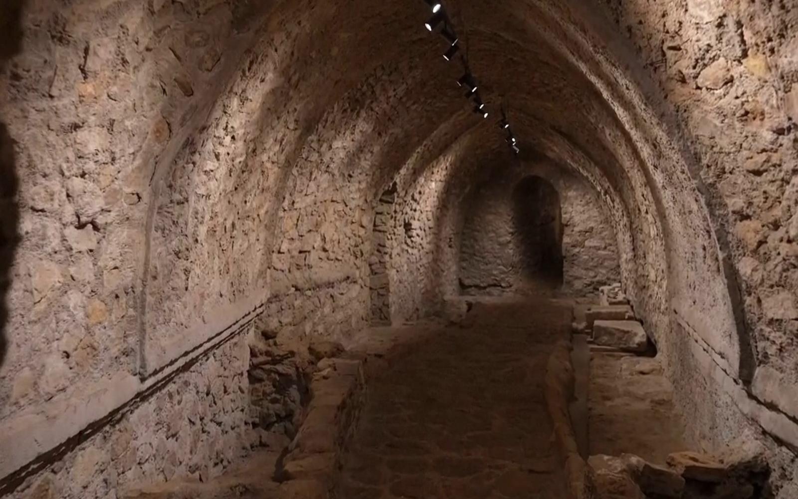 رحلة عبر الزمن: زوار يكتشفون مصلى أثري عمره 9 قرون في جامع النوري بالموصل