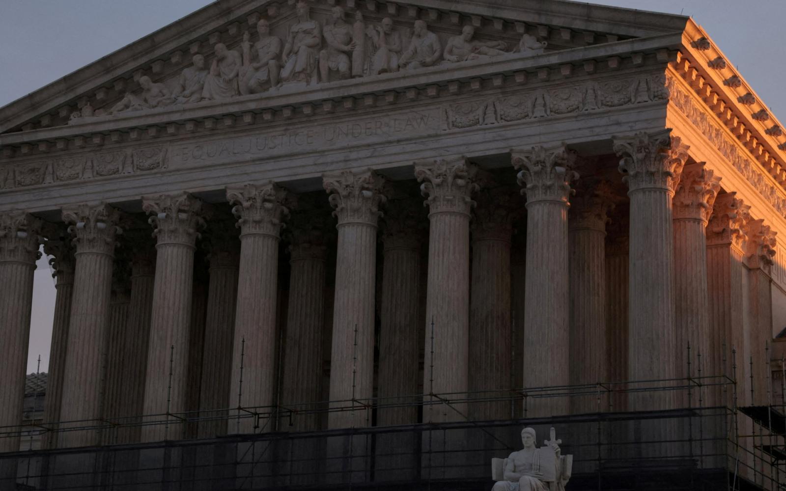 مسار قضائي شائك ينتظر الشركات الأمريكية لاسترداد رسوم ترمب الجمركية الباهظة