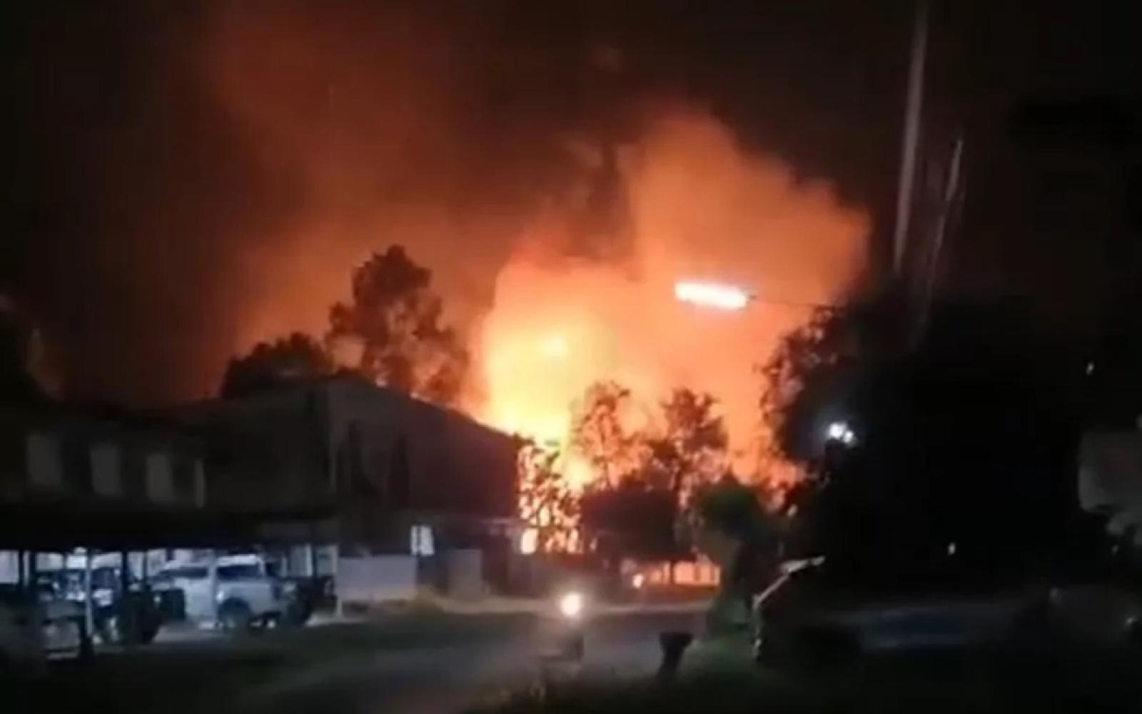 انفجارات عنيفة تهز مستودع ذخيرة في تايلاند وإخلاء محيط الترسانة العسكرية