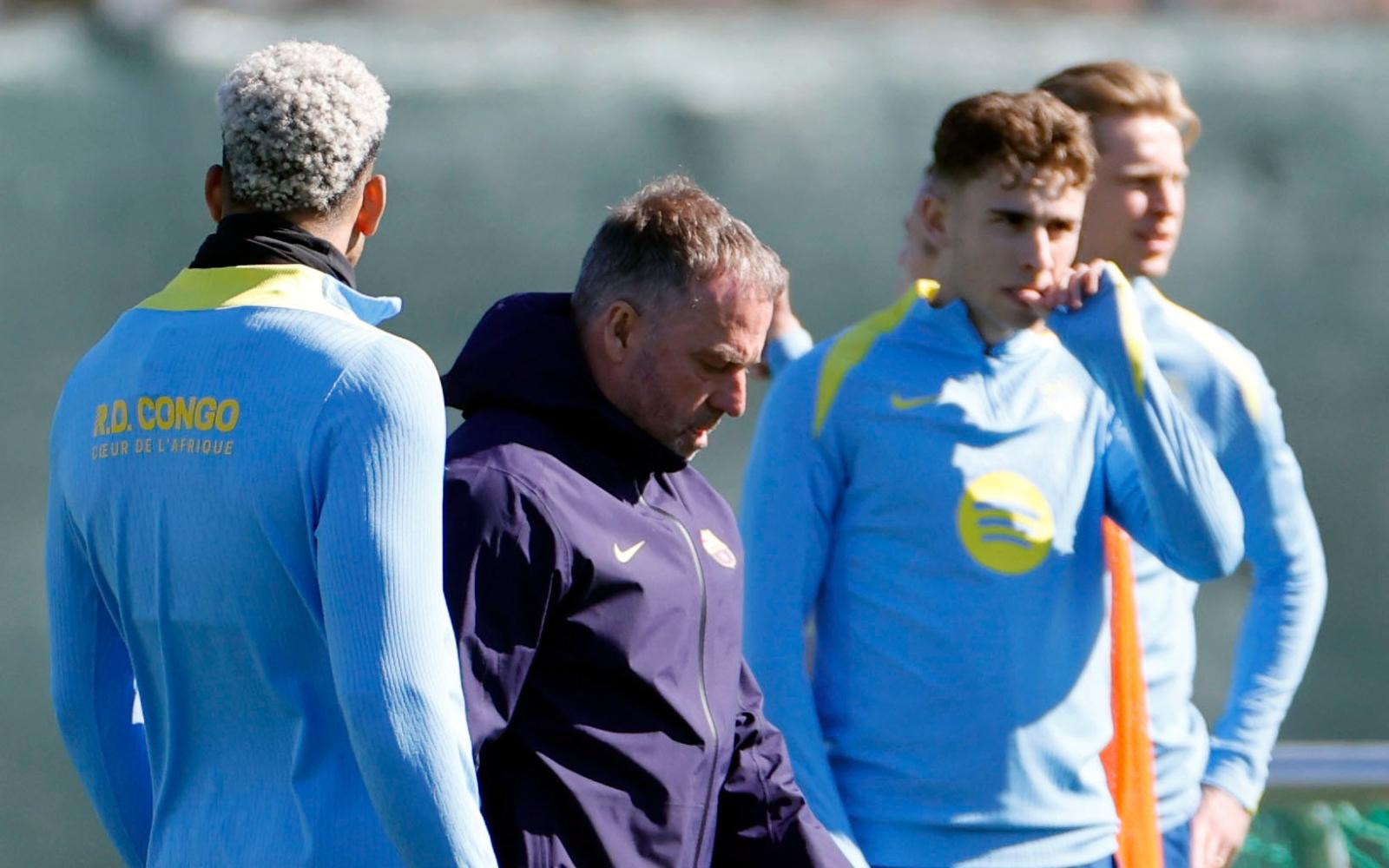 فليك يفرض "نظاماً عسكرياً" في برشلونة: غرامات فلكية على التأخير تُزلزل غرفة الملابس