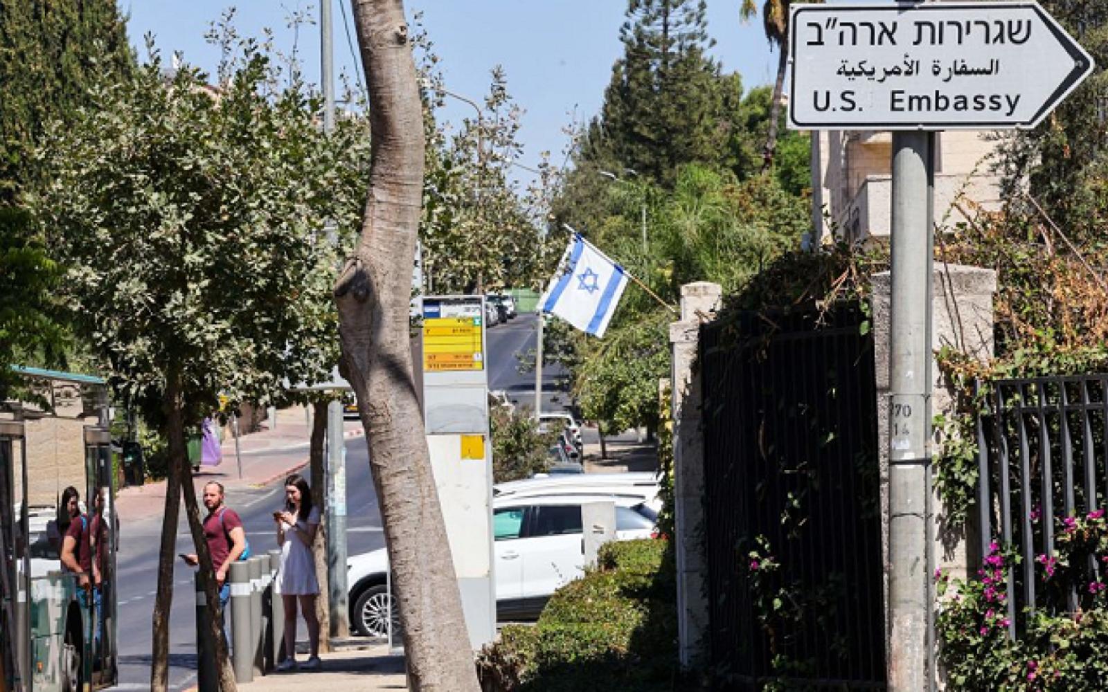 السفارة الأمريكية تقدم خدمات قنصلية في مستوطنات الضفة الغربية: خطوة غير مسبوقة تثير الجدل