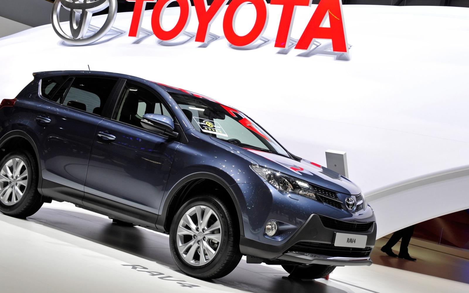 تويوتا تستعيد عرش السيارات العالمي: راف 4 تتفوق على تسلا في سوق يشهد تحولات جذرية