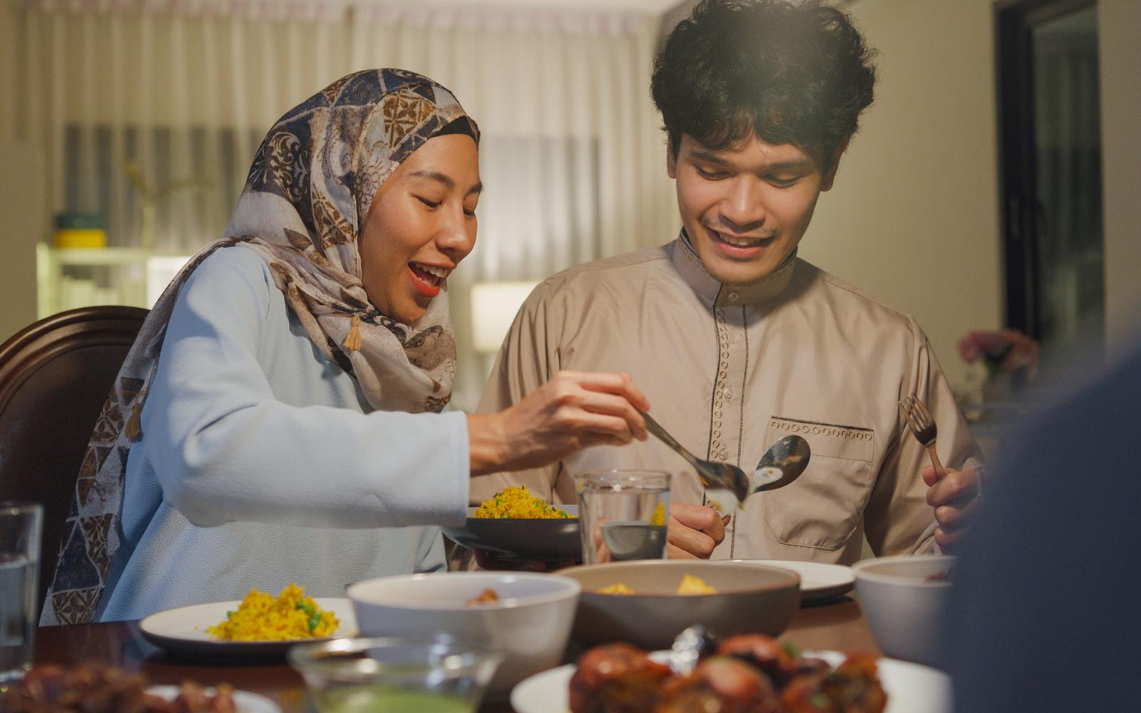 دراسات حديثة تكشف: لماذا قد يزداد وزن البعض في رمضان رغم الصيام؟