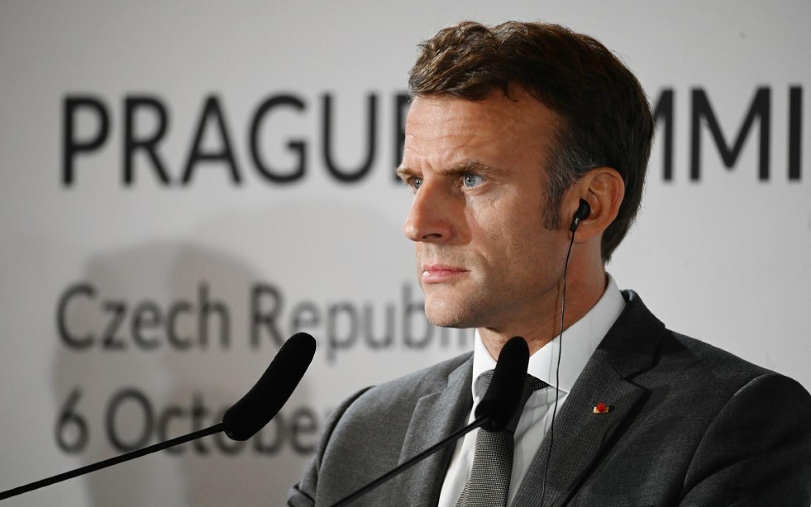 إيمانويل ماكرون يقبل استقالة مديرة متحف اللوفر بعد فضائح وسرقات مدوية