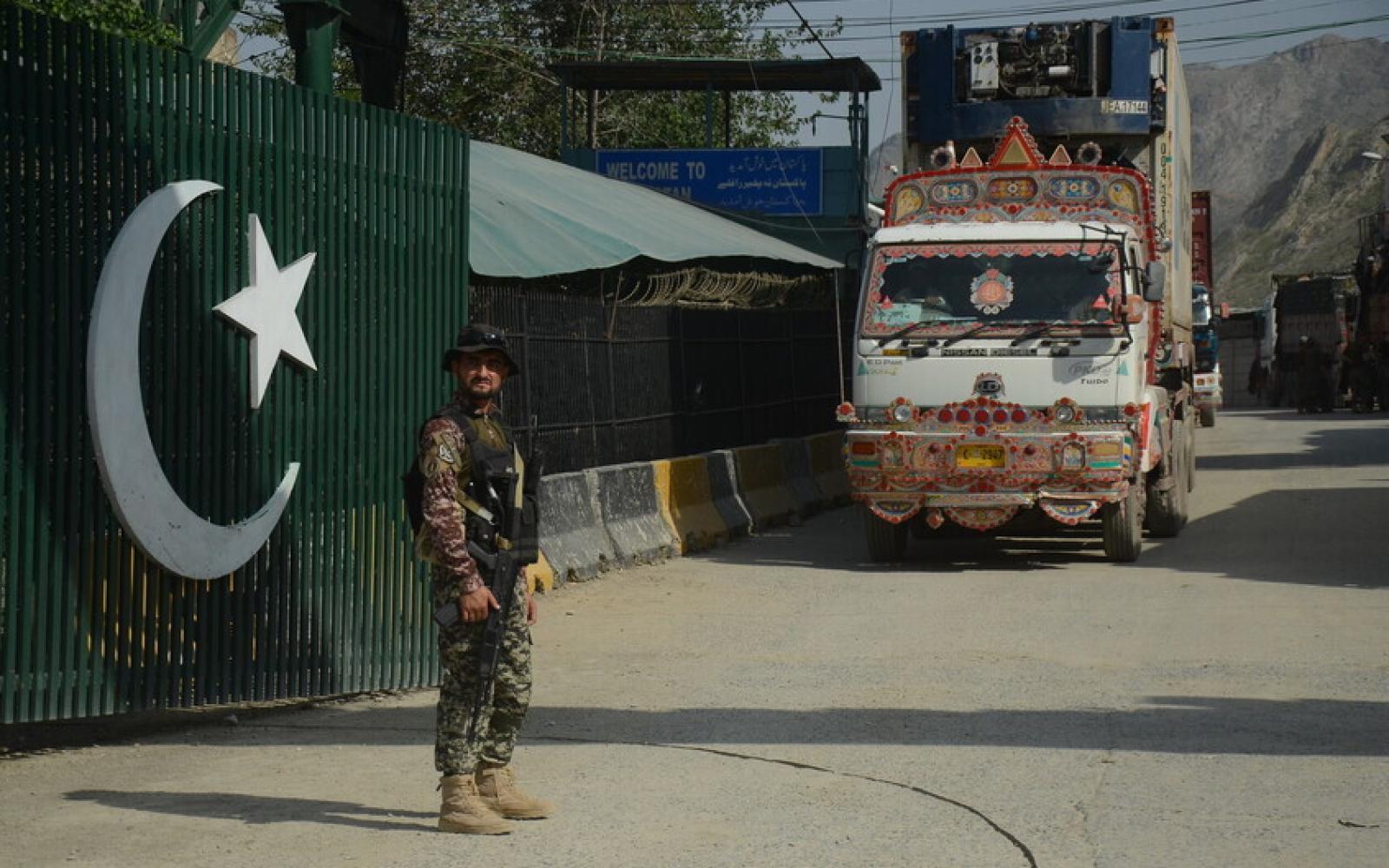 هجمات دامية في باكستان: مسلحون يقتلون رجال شرطة ومدنيين في هجومين متزامنين