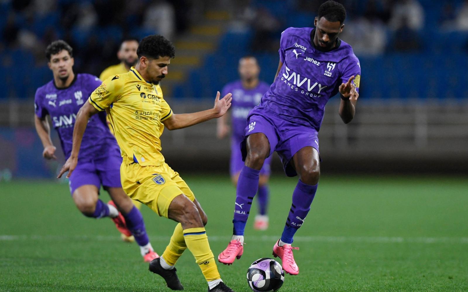 الهلال يتعثر مجدداً ويتعادل مع التعاون في الدوري السعودي: سباق الصدارة يشتعل