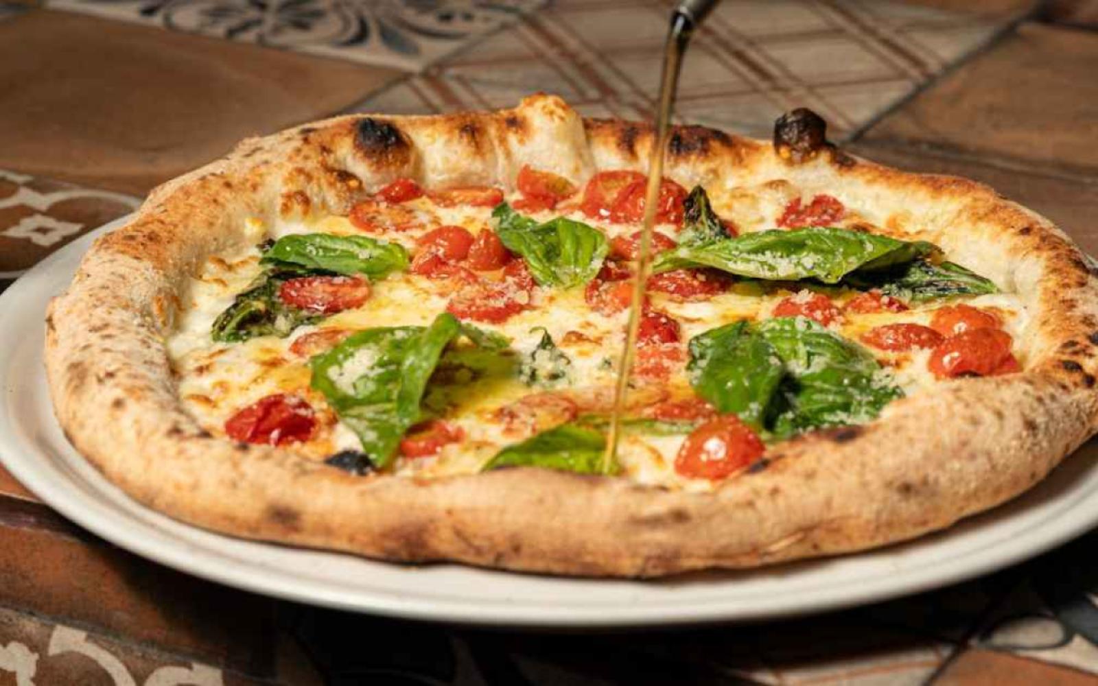 بيتزا الصلصة البيضاء بالثوم المحمص: وصفة مبتكرة لإفطار رمضاني يكسر روتين المائدة