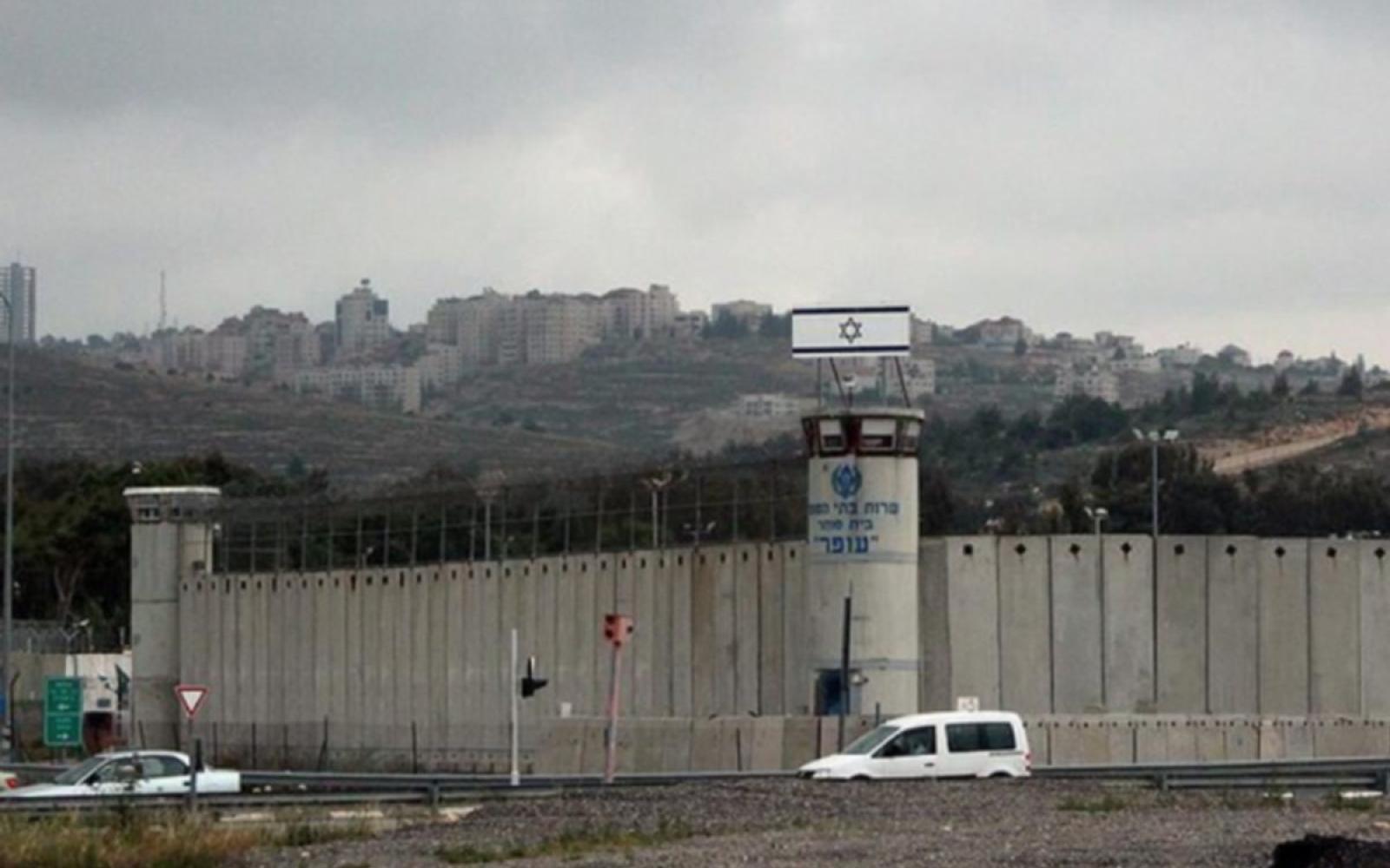 نادي الأسير: تصاعد القمع والتجويع والمرض في سجن عوفر الإسرائيلي بحق الأسرى الفلسطينيين