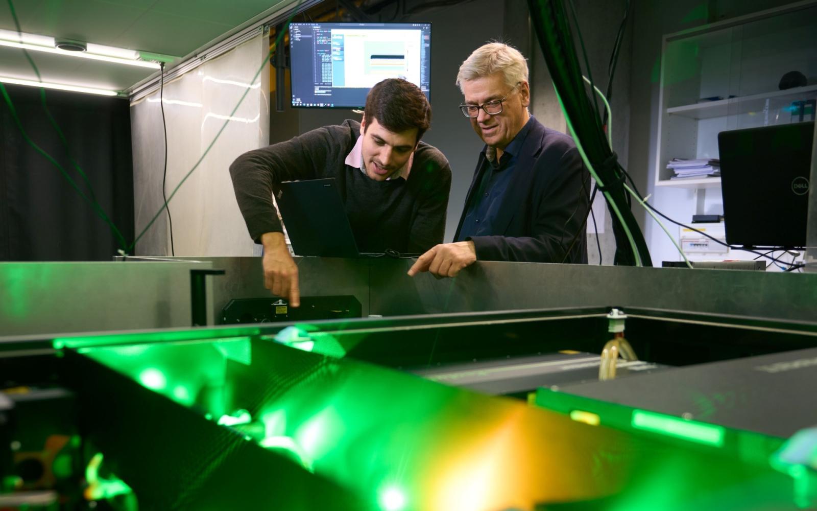 اكتشاف علمي رائد: رصد تكون "البولارون" لأول مرة يفتح آفاقاً جديدة في عالم الإلكترونيات