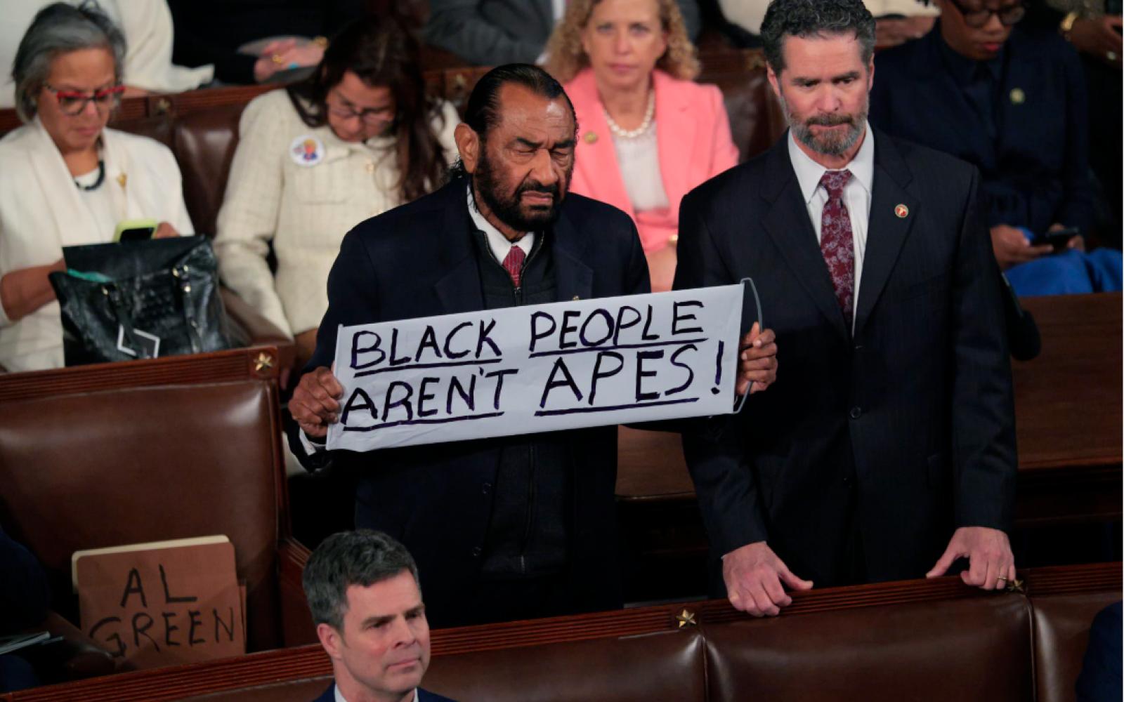 توتر في الكونغرس: نائبات تصرخن بوجه ترامب "قاتل" ونائب يرفع لافتة "السود ليسوا قروداً"