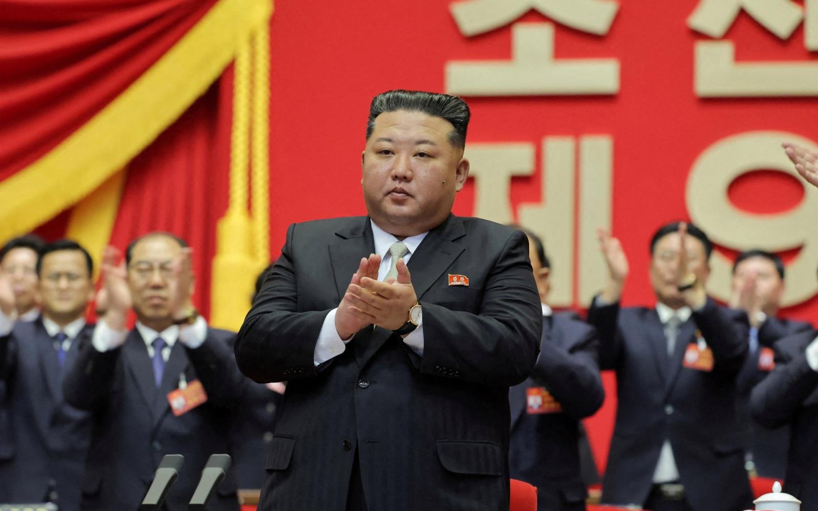 كيم جونغ أون يعزز قبضته على السلطة: كوريا الشمالية تؤكد مركزية الردع النووي