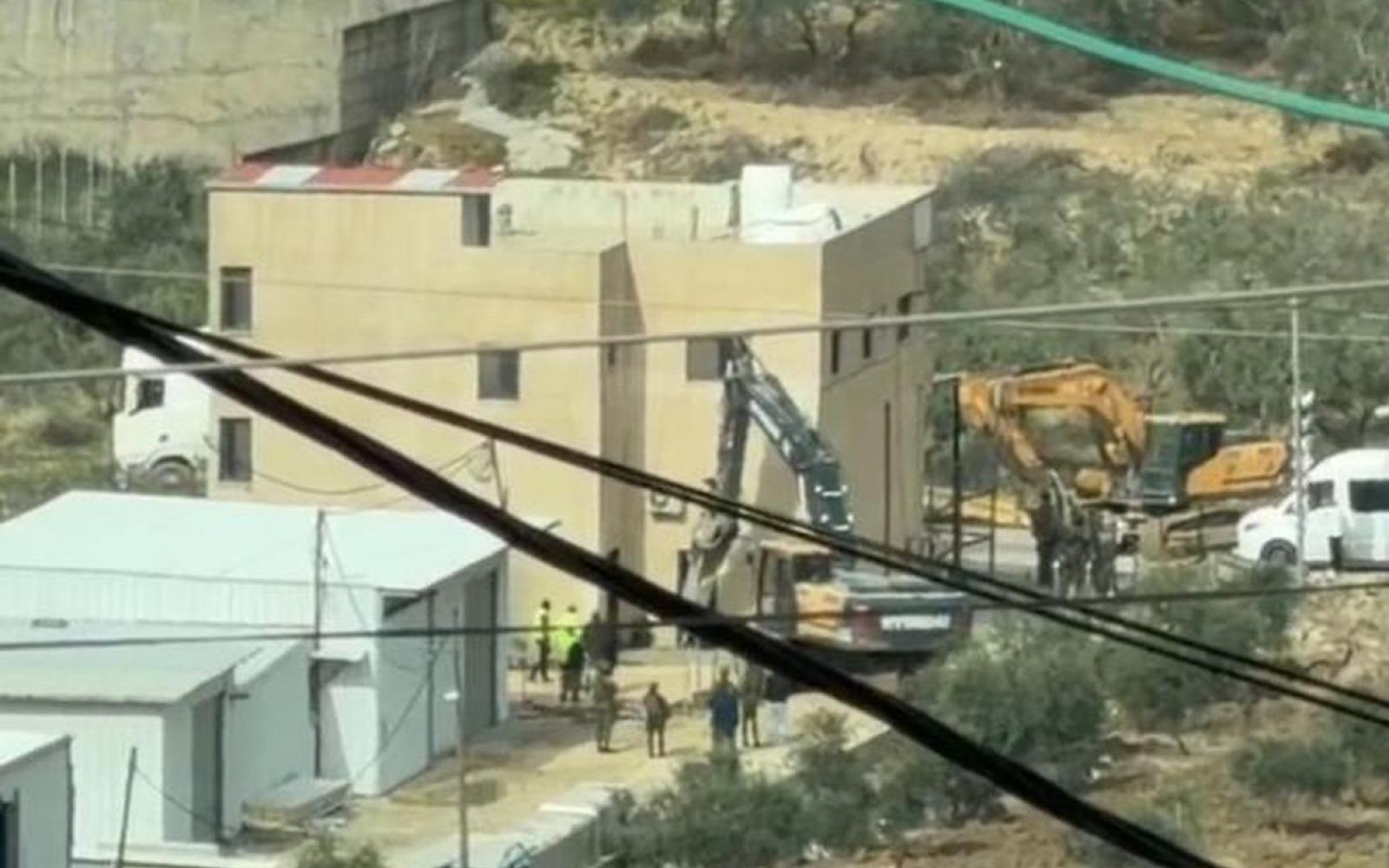 الاحتلال يعتقل ويهدم بالضفة: حملة اعتقالات واسعة وهدم منازل في سلفيت وجنين