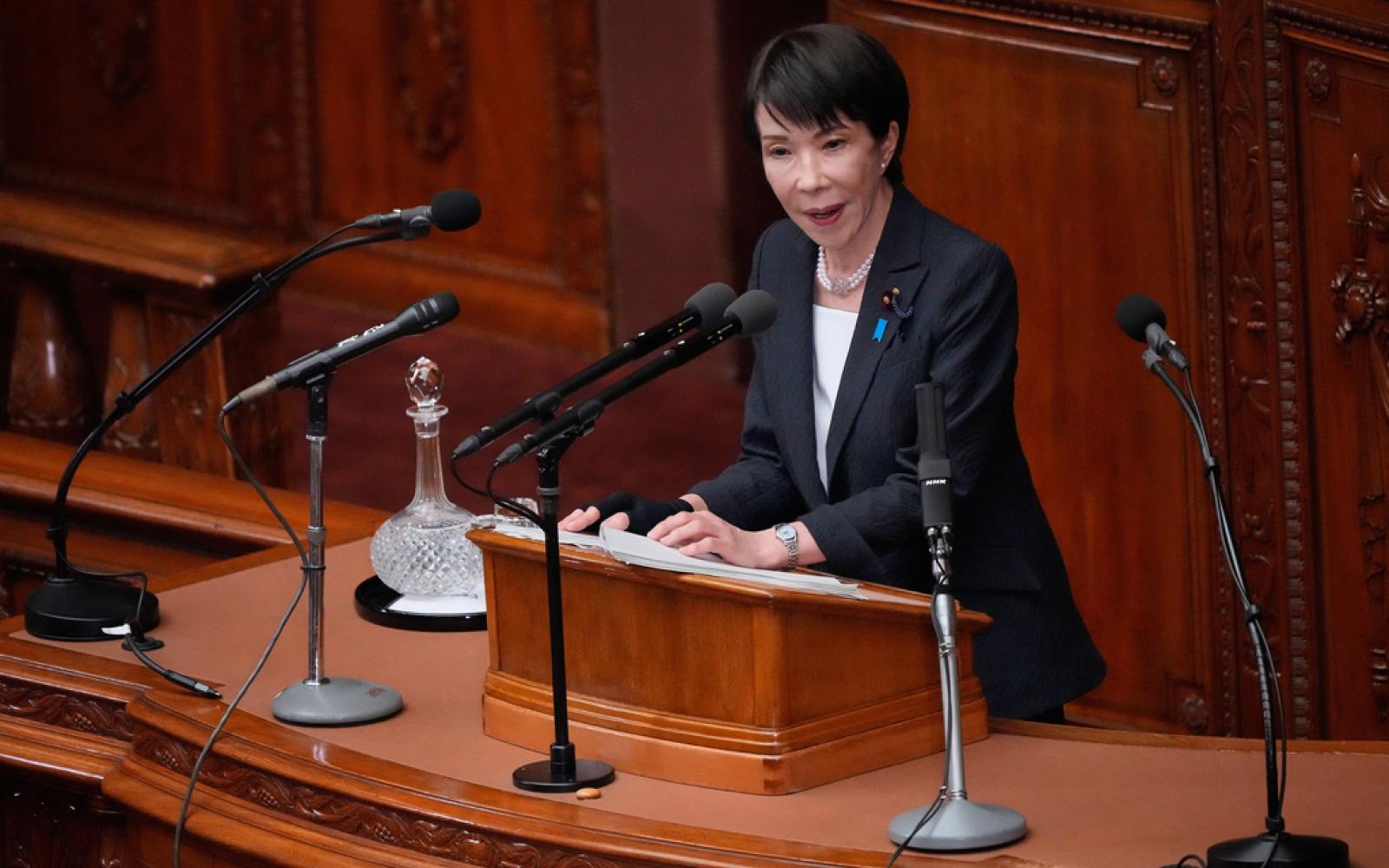 جدل سياسي في اليابان: رئيسة الوزراء تقدم هدايا لنواب حزبها بعد الانتخابات