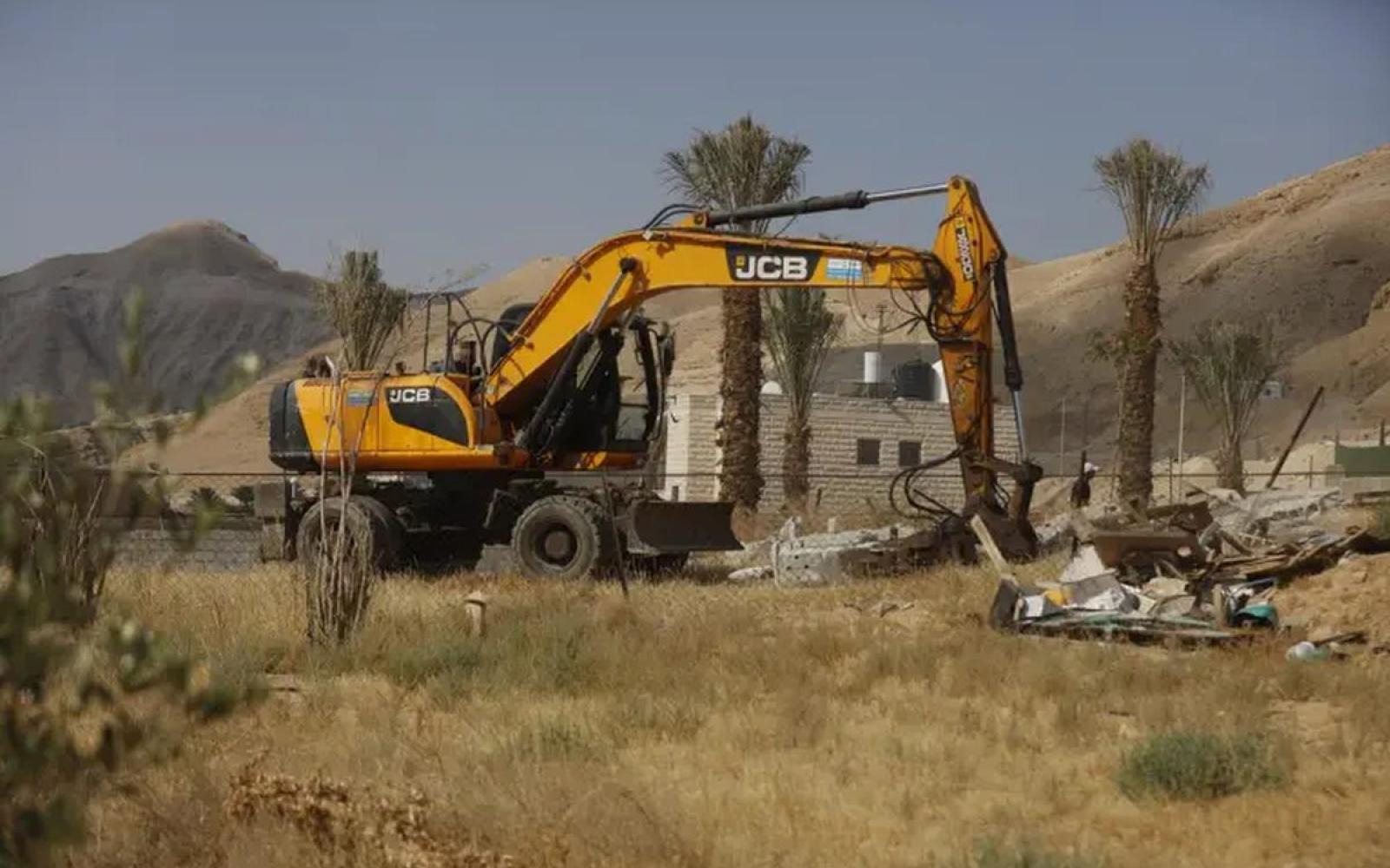 الاحتلال يخطر بهدم بيوت بلاستيكية بالأغوار الشمالية: تهديد جديد للمزارعين الفلسطينيين