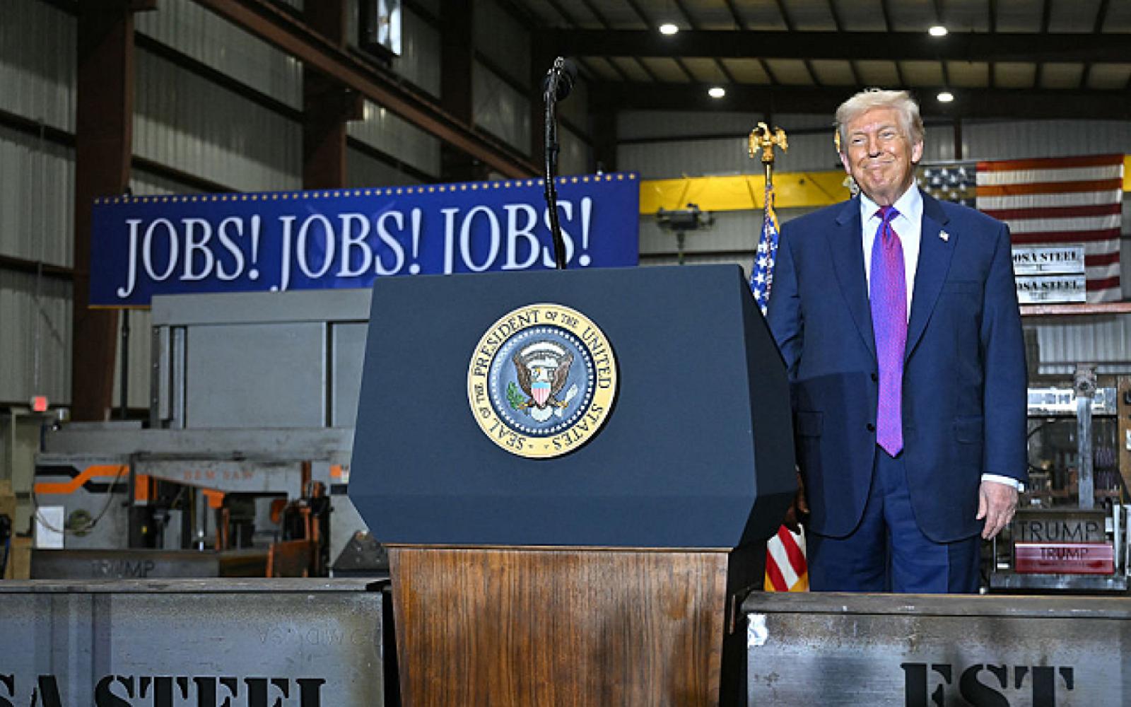 سياسات ترامب الاقتصادية: بين النمو والركود، وتأثيرها على الاقتصاد الأمريكي المتذبذب