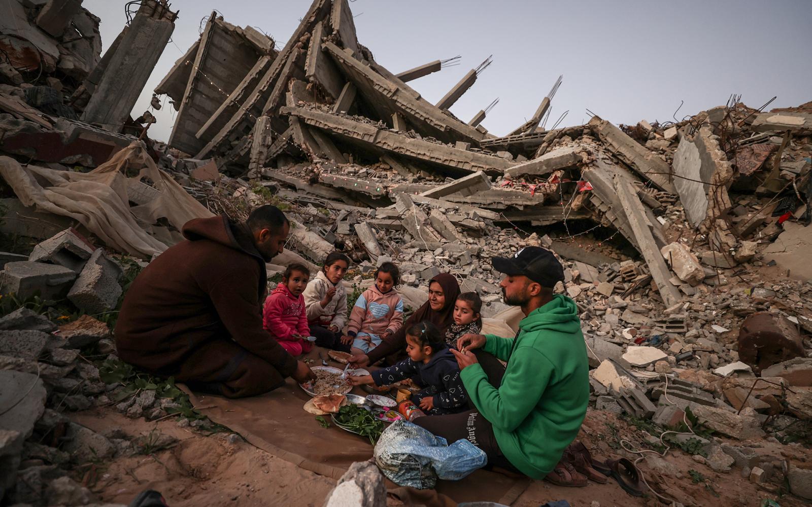 حملة إسرائيلية ممنهجة تستغل مشاهد رمضان في غزة لتزييف الواقع الإنساني المأساوي