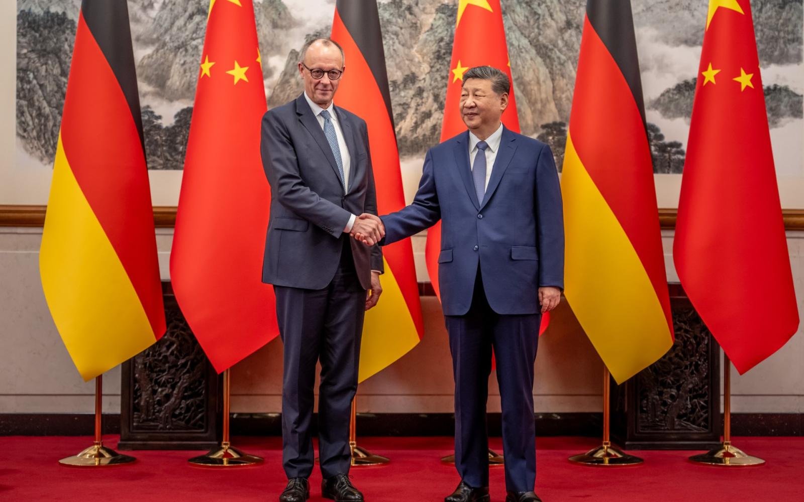 تيه الحلفاء: زعماء الغرب يتوجهون إلى بكين هرباً من ضغوط واشنطن وبحثاً عن طوق نجاة