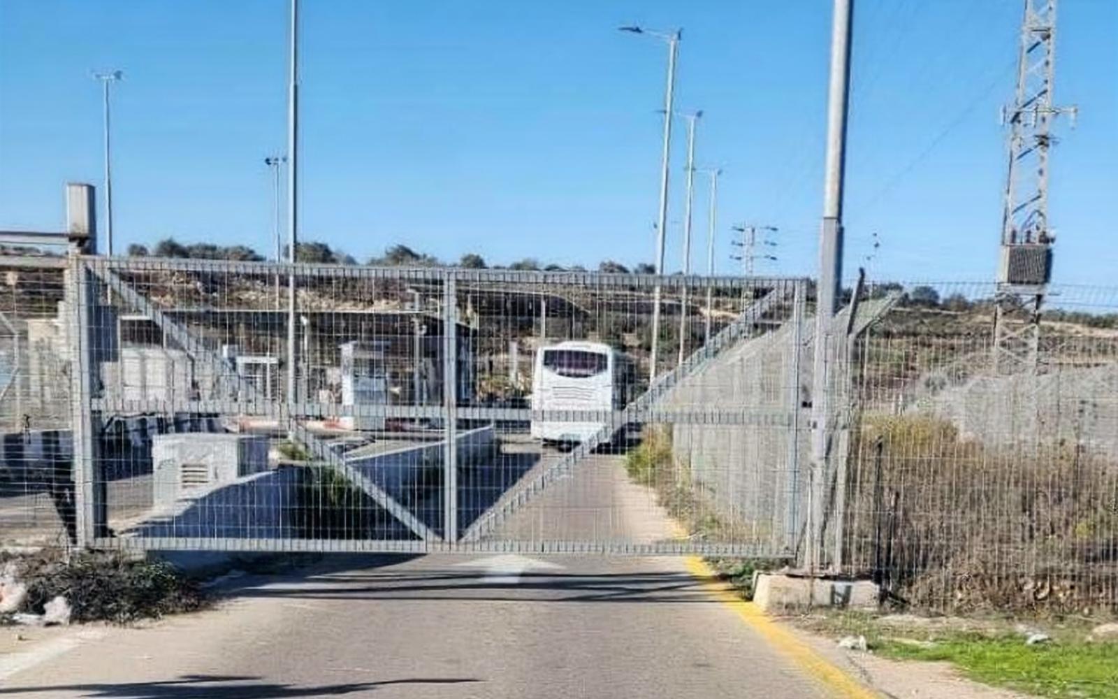 الاحتلال يفرض تصاريح على أهالي قرى القدس ويواصل حملات الاعتقال بالضفة الغربية