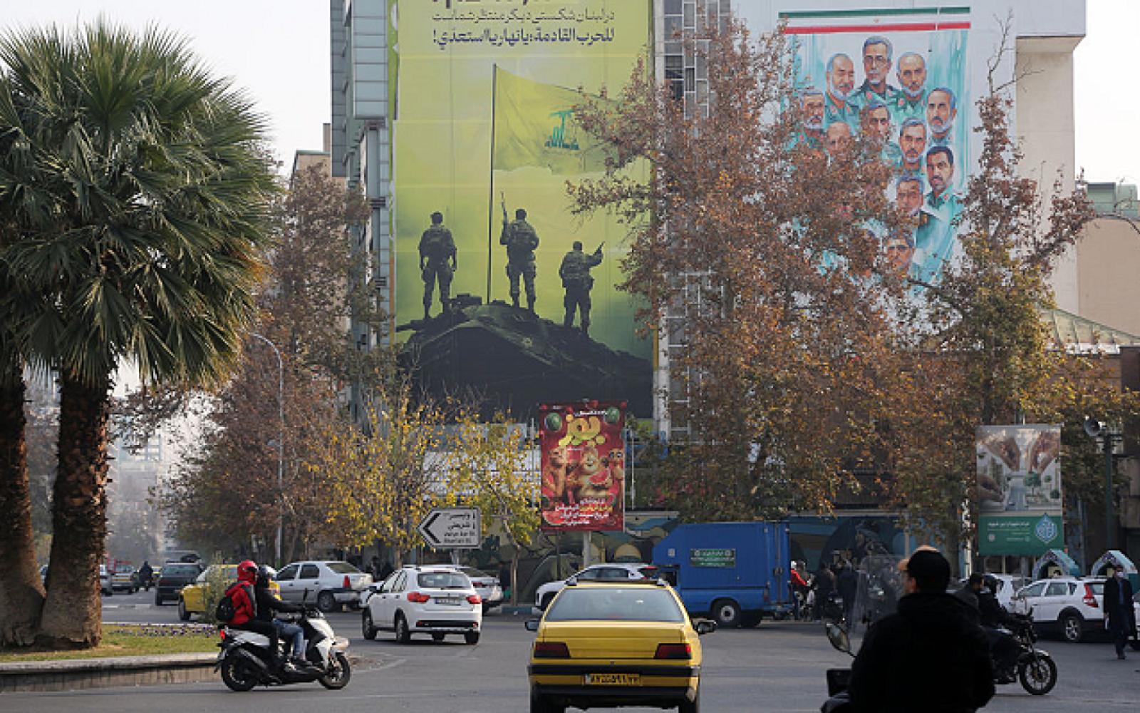 حزب الله يحذر: استهداف خامنئي أو إسقاط النظام الإيراني "خط أحمر" يستدعي التدخل