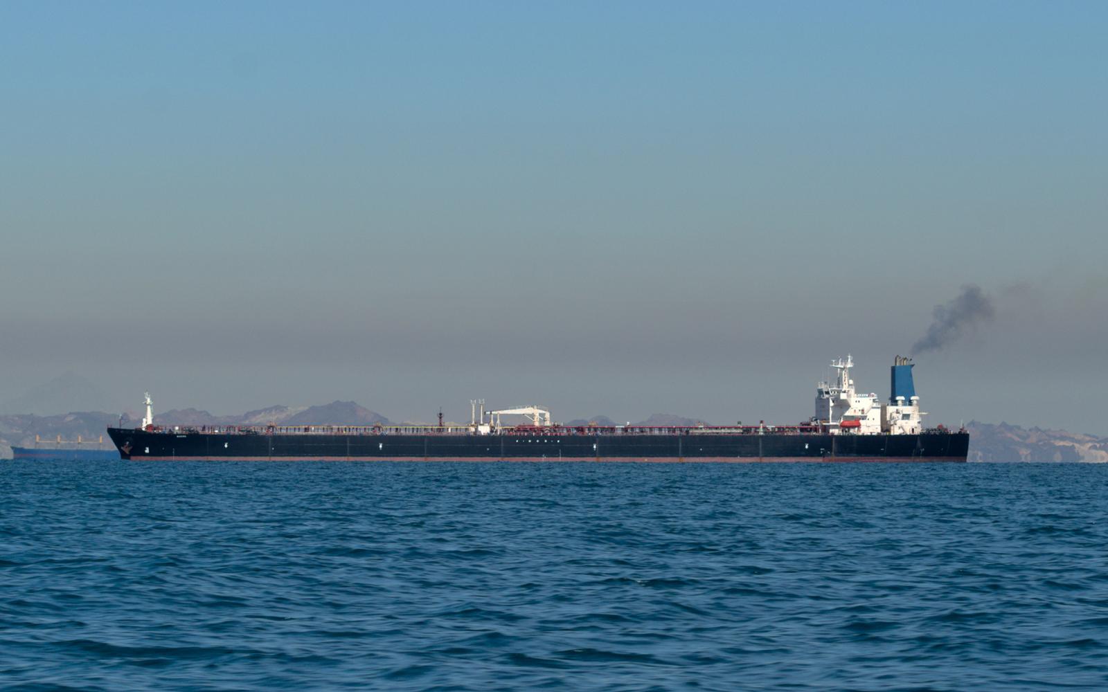 ارتفاع قياسي في مخزون النفط الإيراني: مناورة سياسية أم استعدادات لمواجهة عسكرية محتملة؟