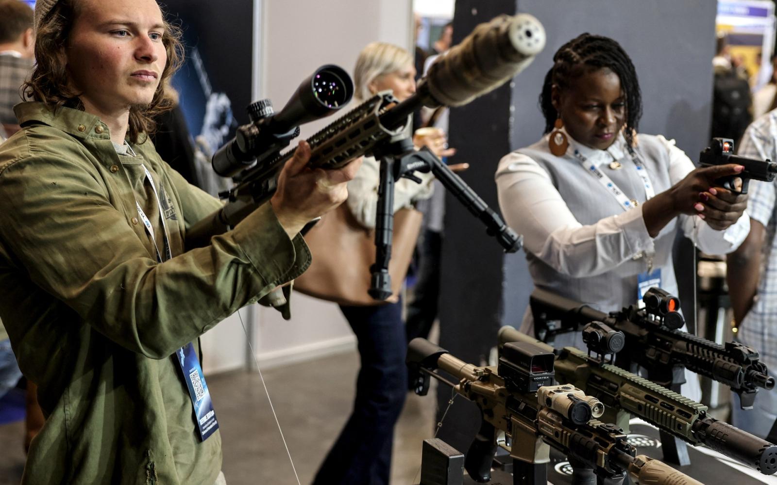 تجار السلاح الإسرائيليون يتباهون: غزة "مختبر بشري" لأسلحتهم في مهرجان دموي