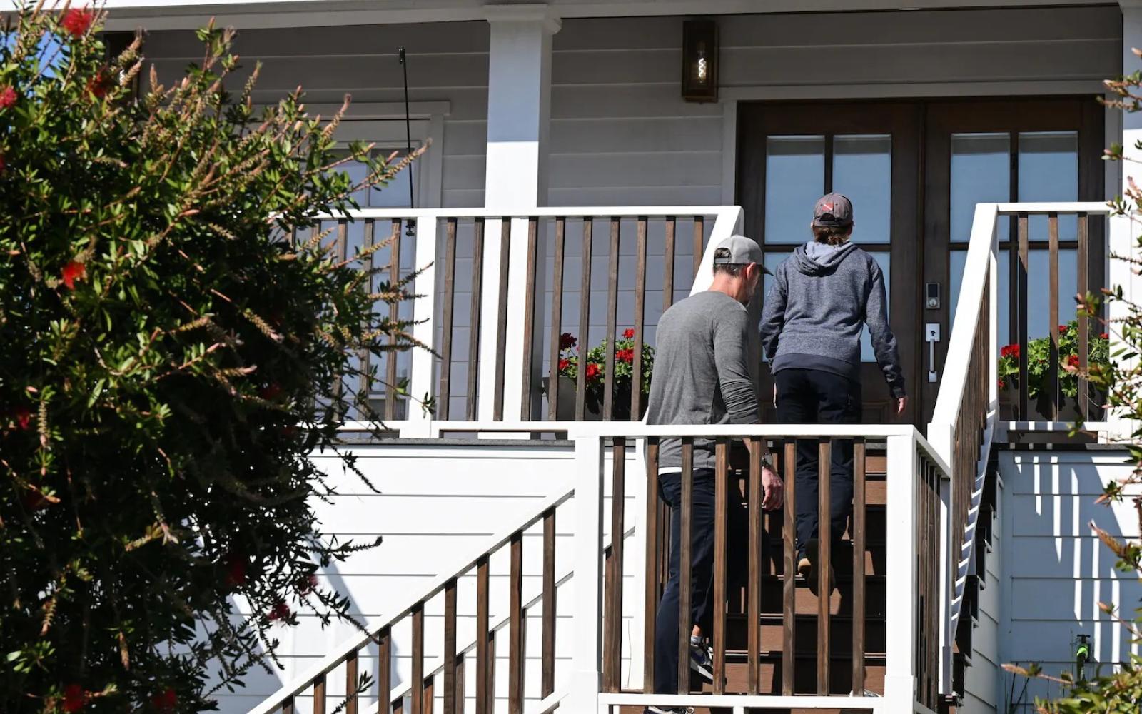 مكتب التحقيقات الفيدرالي يداهم مقر أكبر منطقة تعليمية في أمريكا: تحقيق مستمر يثير التساؤلات