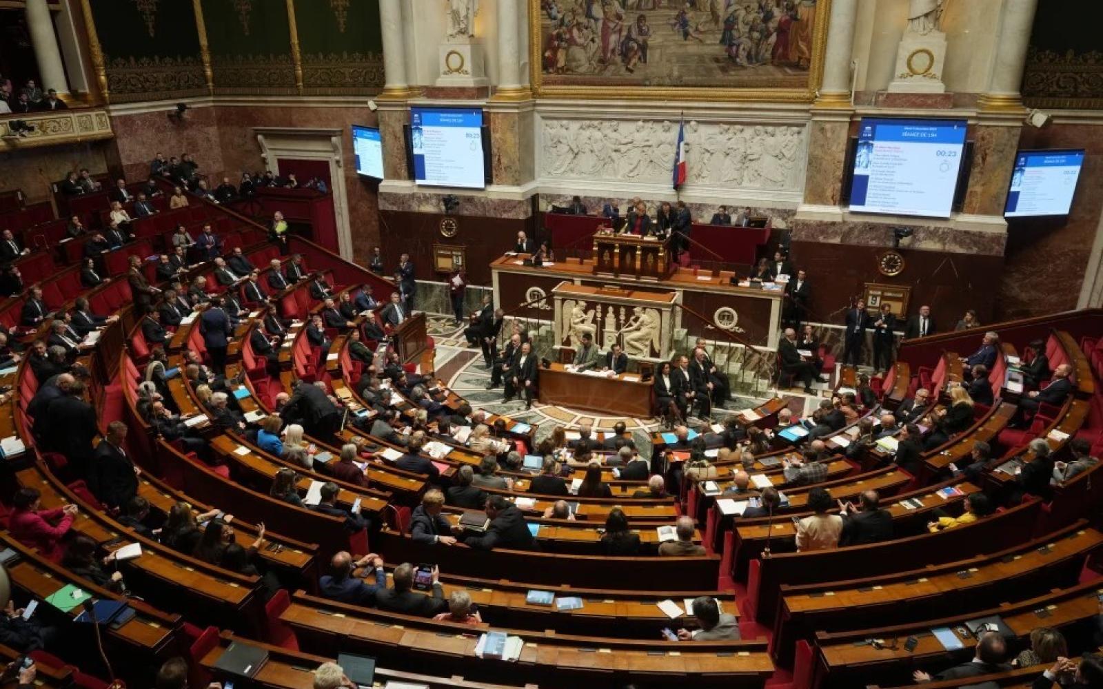 الحكومة الفرنسية تنجو من اقتراحات حجب الثقة بعد تعديل قانون الطاقة المثير للجدل