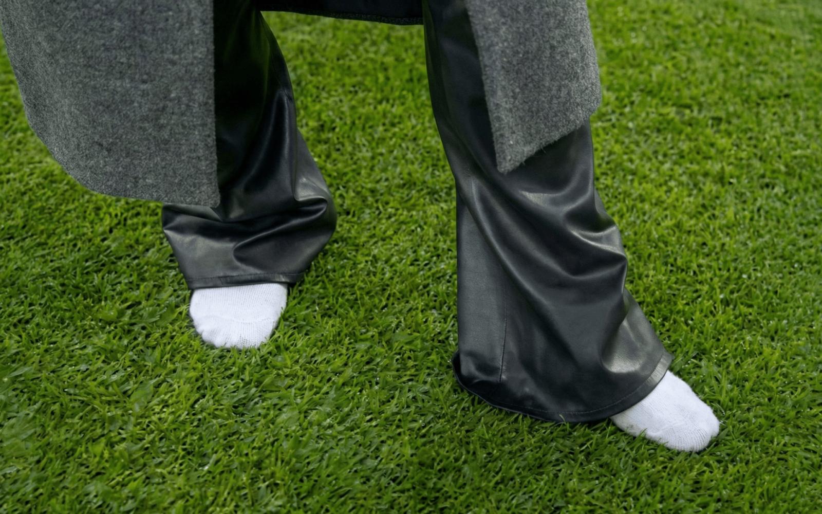 موقف محرج لمراسلة تلفزيونية في ملعب نيوكاسل: مقابلة حافية القدمين مع واين روني