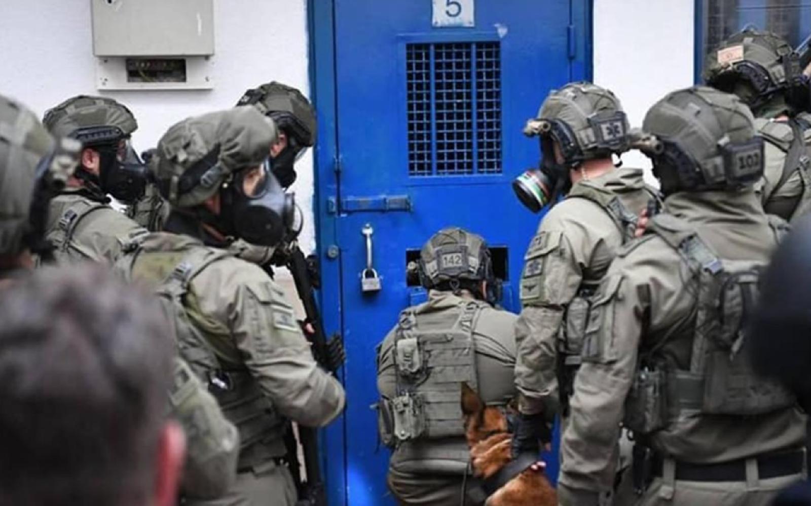 تدهور مقلق: سجن عوفر الإسرائيلي يشهد ارتفاعًا حادًا في أعداد الأسرى المرضى