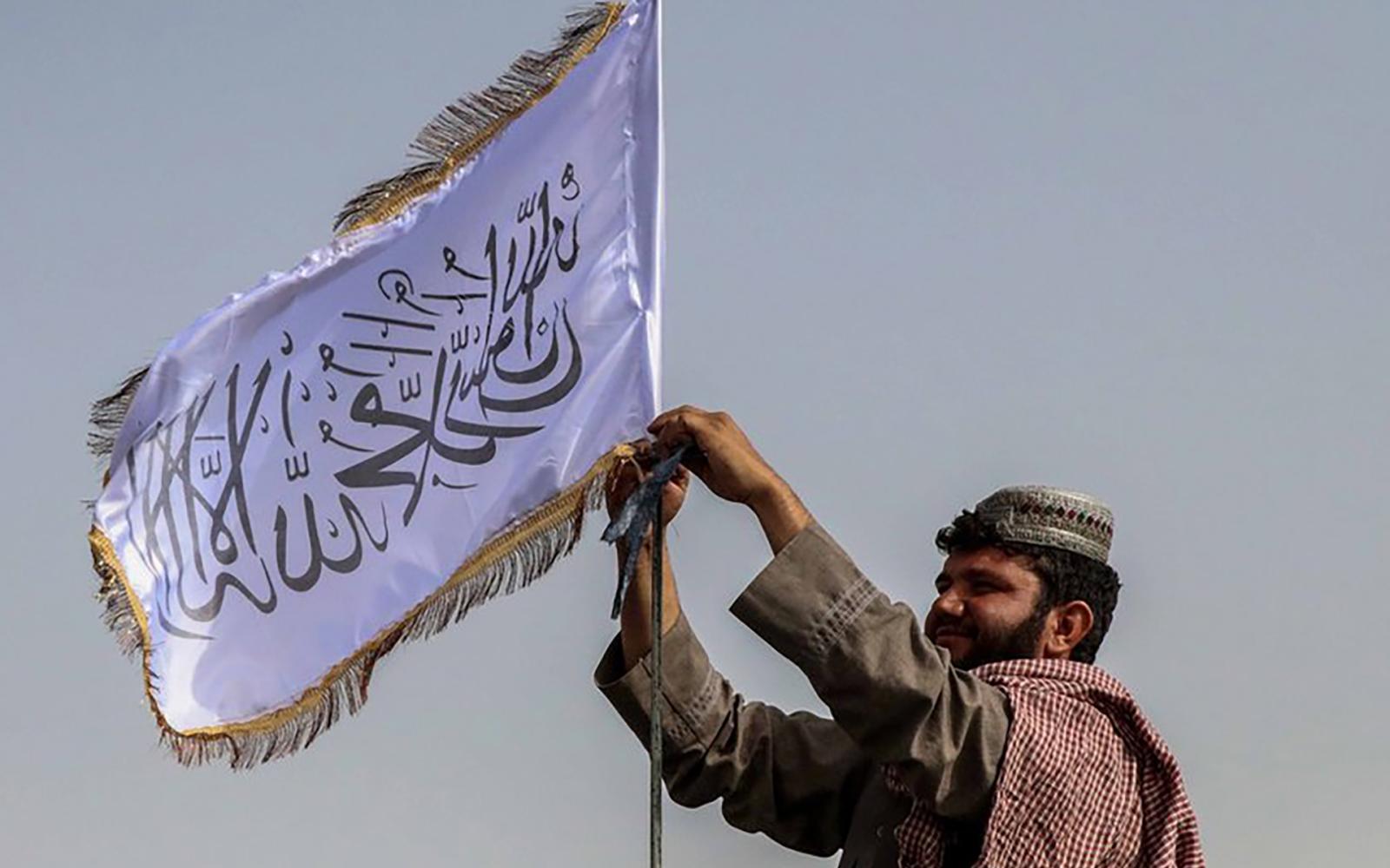 من الملكية إلى طالبان: كيف يعكس العلم الأفغاني تاريخًا من التقلبات السياسية؟