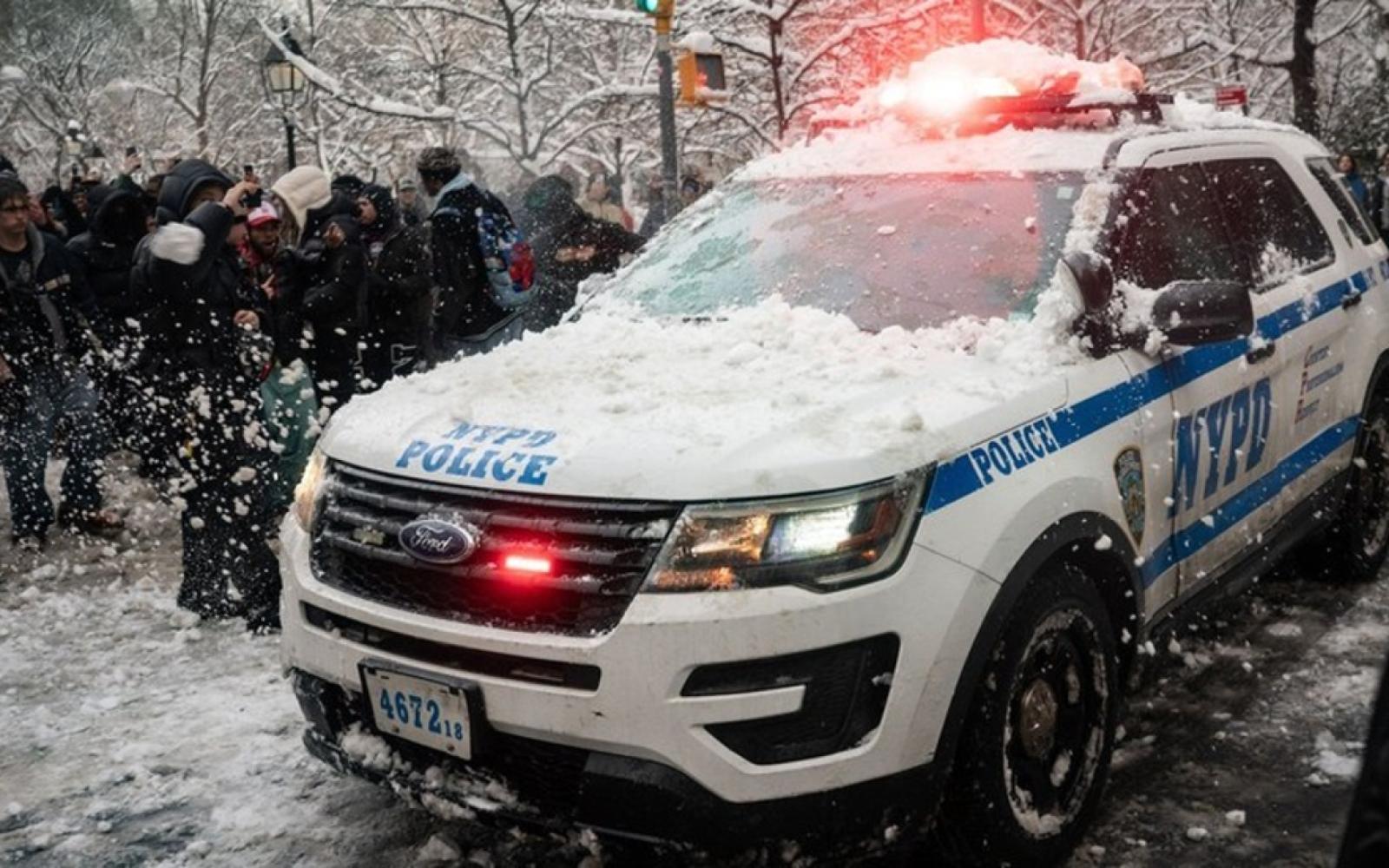 معركة "كرات الثلج" في نيويورك: اختبار مبكر للعمدة ممداني مع الشرطة يثير جدلاً واسعاً