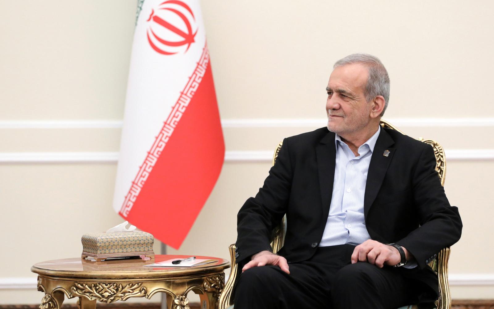 الرئيس الإيراني يؤكد التزام طهران بفتوى خامنئي بشأن الأسلحة النووية عشية مفاوضات جنيف